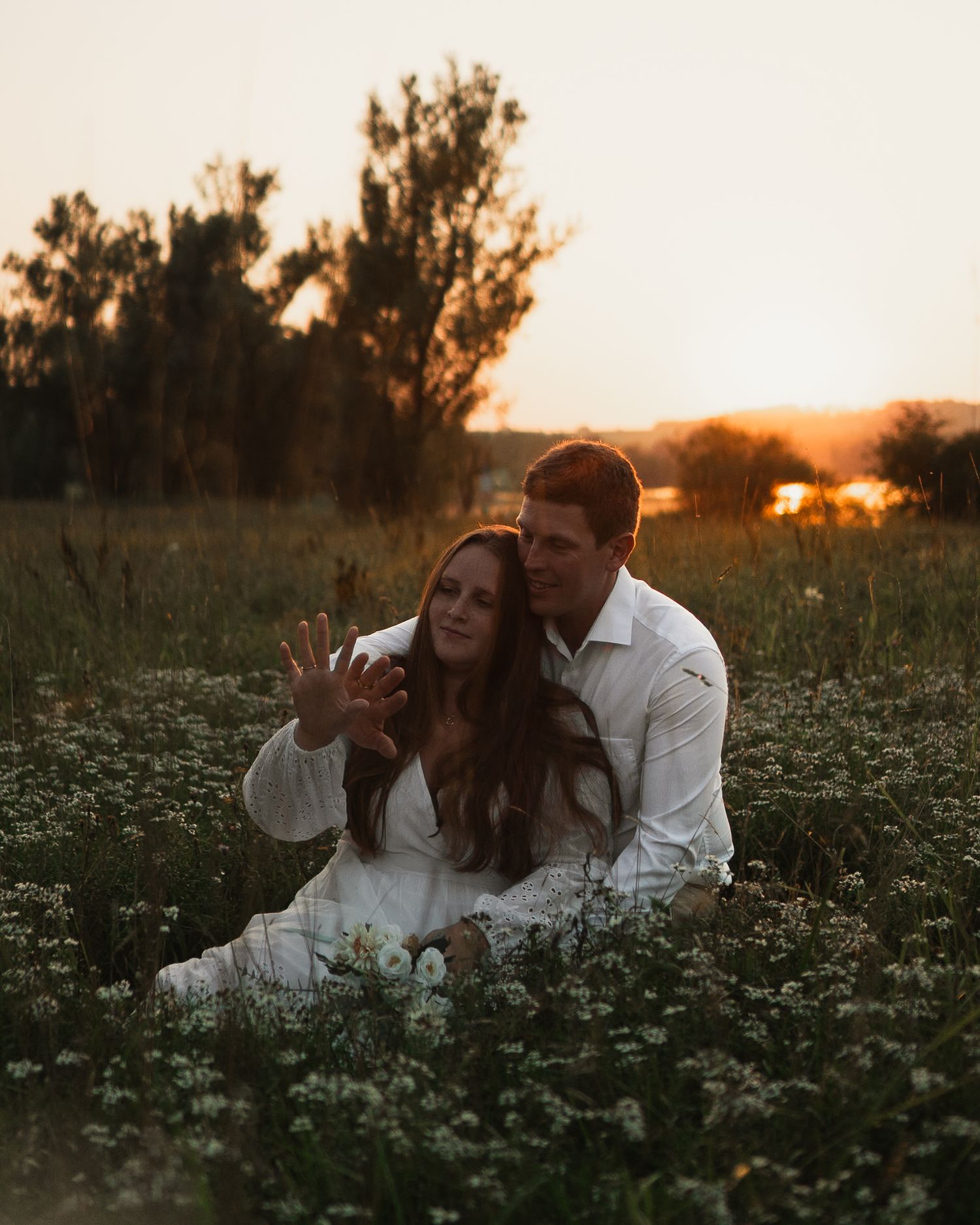 Romantisches Paar-Shooting bei Sonnenuntergang in einem Blumenfeld nahe Bad Birnbach.
