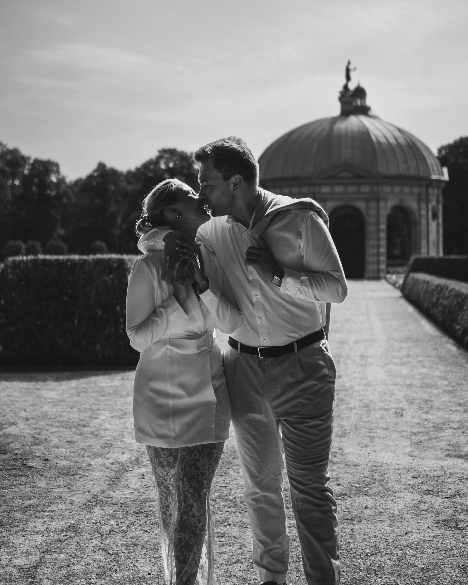 Sommerhochzeit in Bayern: Paarshooting im Grünen bei der Residenz München. Edle Hochzeitsfotografie Ella Grinvalde.