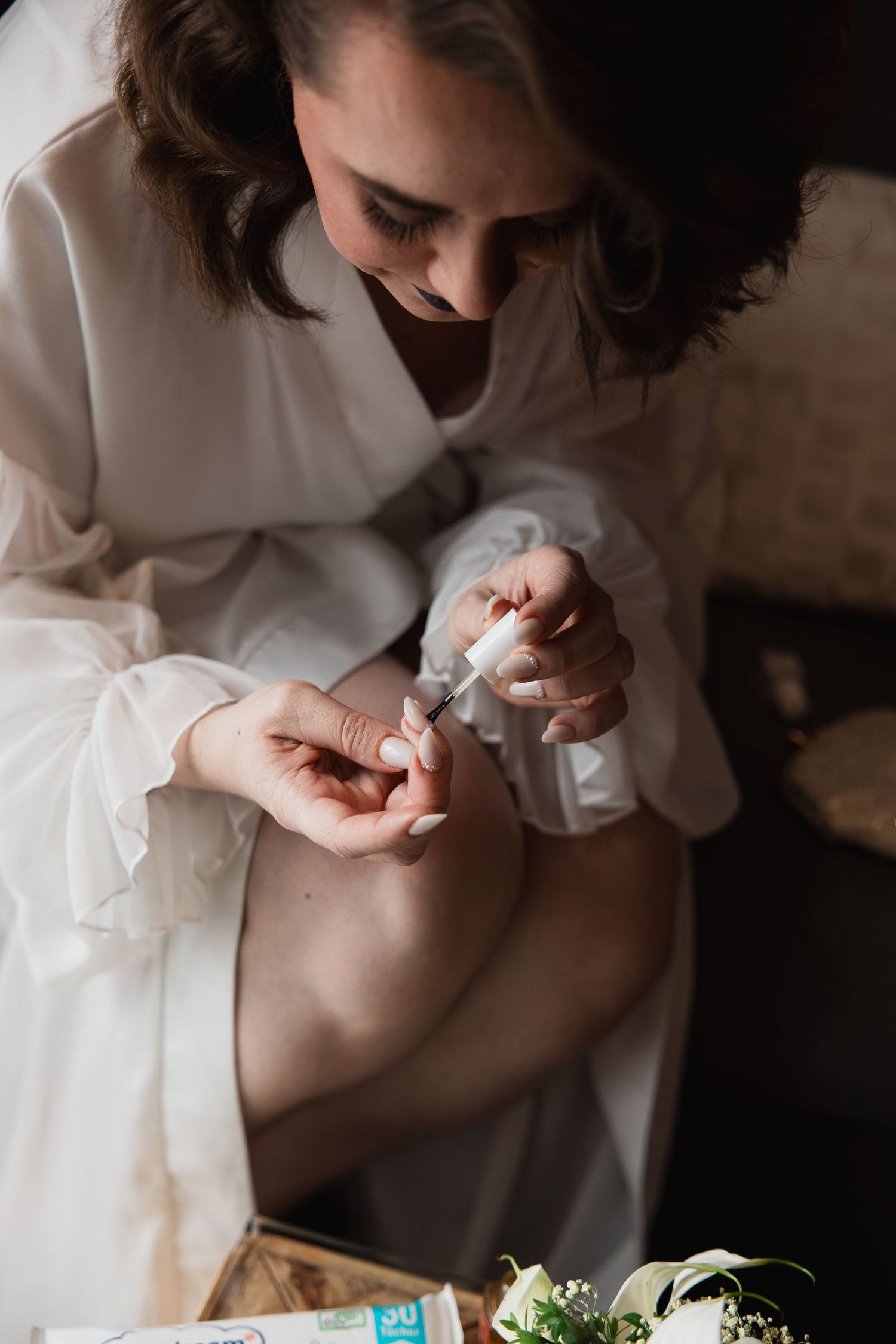 Braut bereitet sich auf die Hochzeit vor: Authentisches Getting Ready in München. Hochzeitsfotografin Ella Grinvalde.