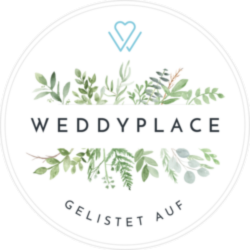 Gelistet auf WeddyPlace – Zertifiziertes Mitglied der Hochzeitsplattform mit floralem Design.