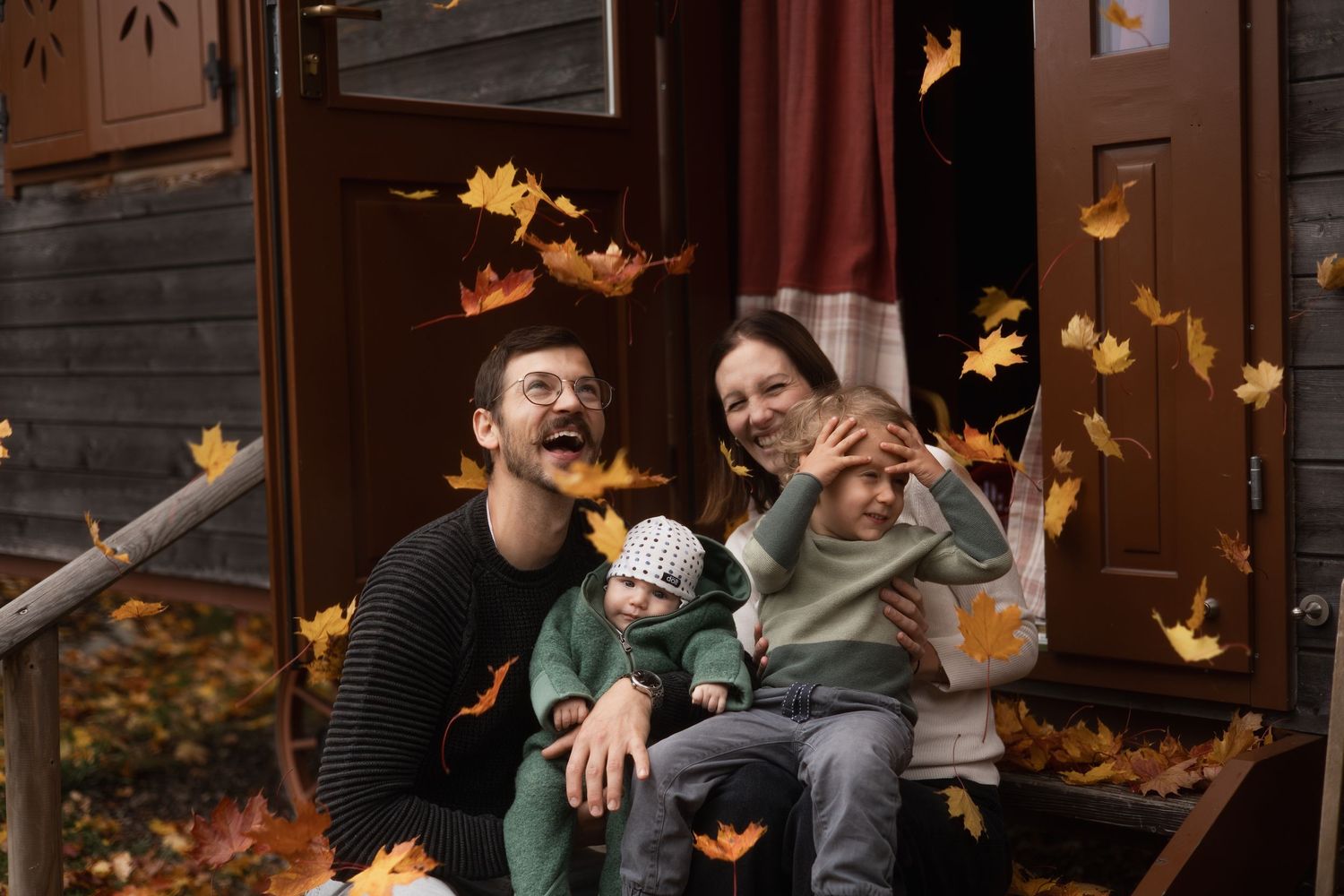 Lachende Familie im Laubregen: Ein dynamisches und herbstliches Outdoor-Shooting in Niederbayern.