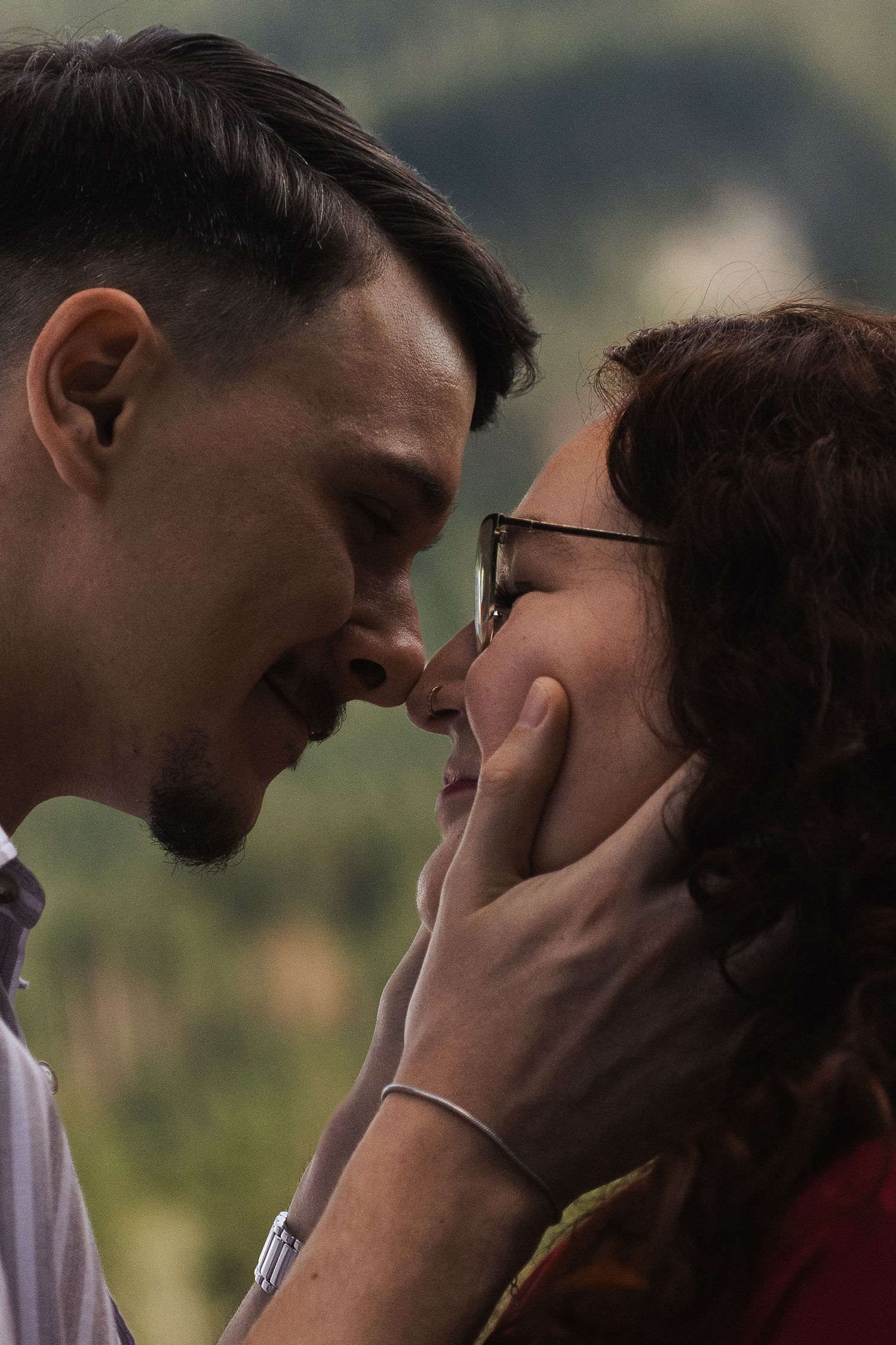 Nahaufnahme eines Paares beim Paar-Shooting am Hintersee, fotografiert im authentischen Fine-Art-Stil von Ella Grinvalde Photography.