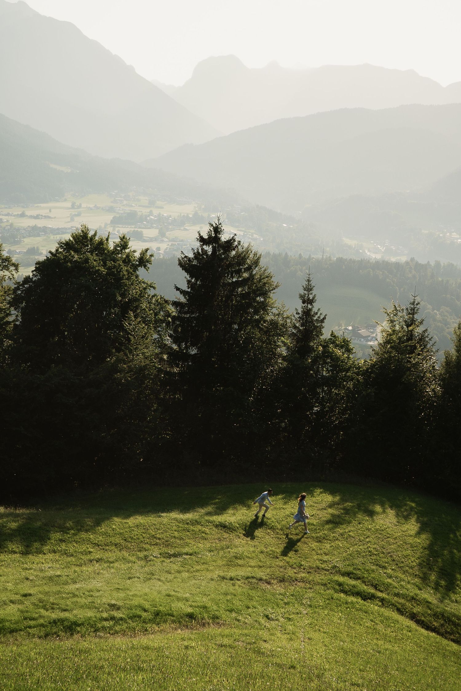 Berg-Shooting Bayern: Paar auf Almwiese in Berchtesgaden. Fine Art Fotografie Rottal-Inn.