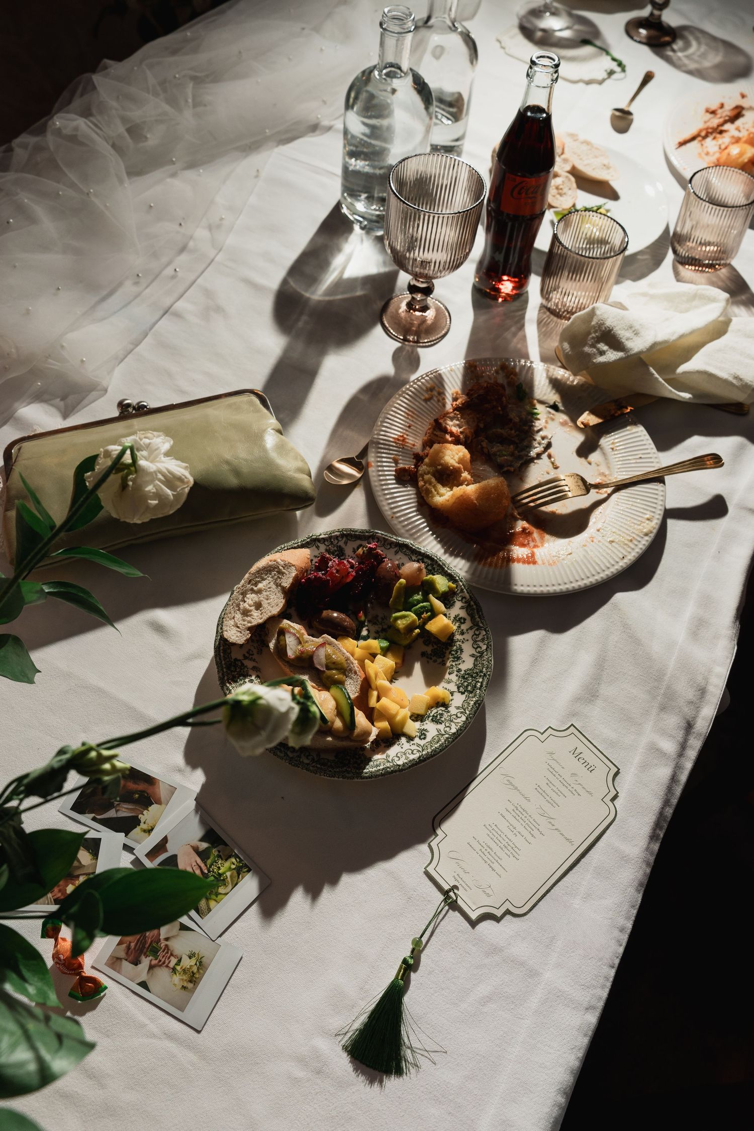 Hochzeitsdetails bei Galanthus by Bisteria: Festlich gedeckter Tisch nach dem Dinner. Fine Art Wedding Photographer Munich.