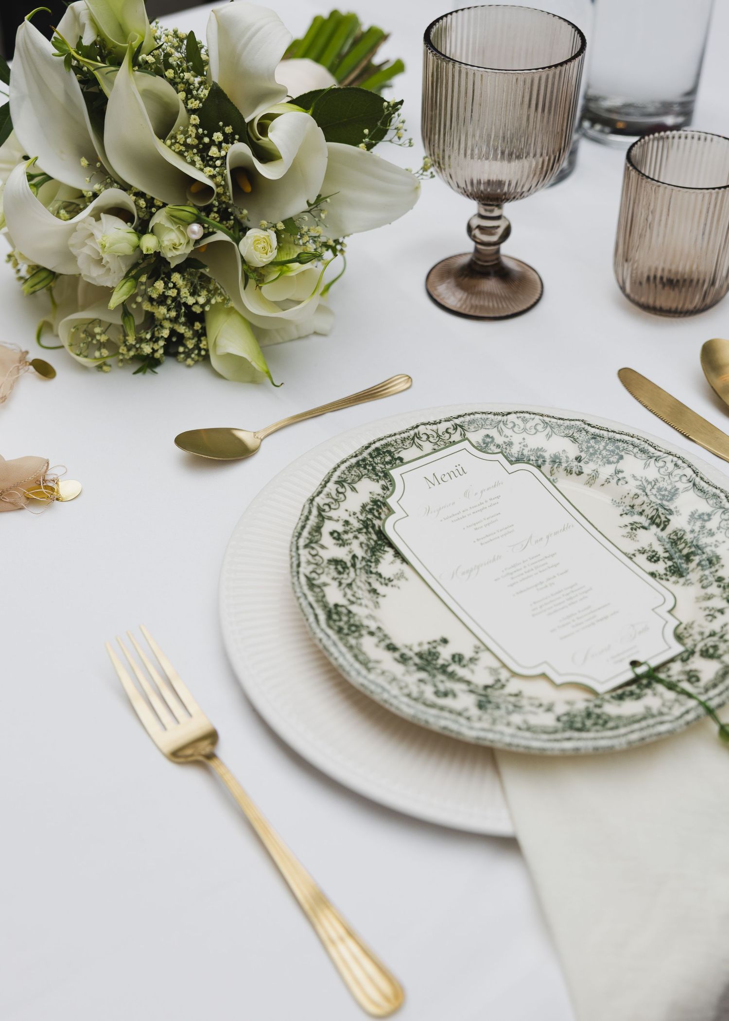Fine Art Hochzeitsdetails: Festliches Gedeck mit Vintage-Teller und Menükarte erstellt von Livent Studio, fotografiert von Ella Grinvalde.