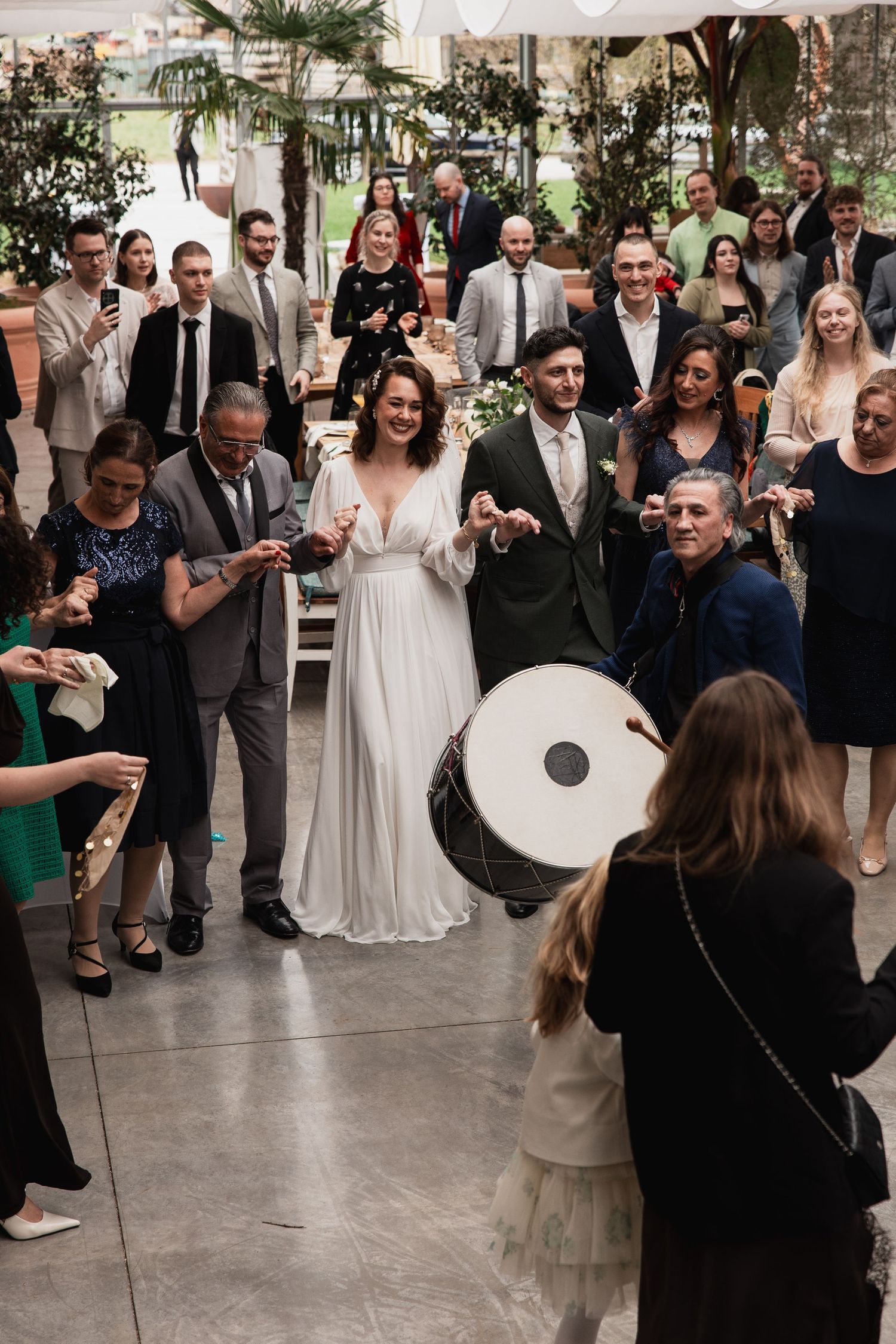 Emotionales Brautpaar Hochzeit im Glashaus. Fine Art & Documentary Stil. Ihr Hochzeitsfotograf für authentische Hochzeiten in Bayern.