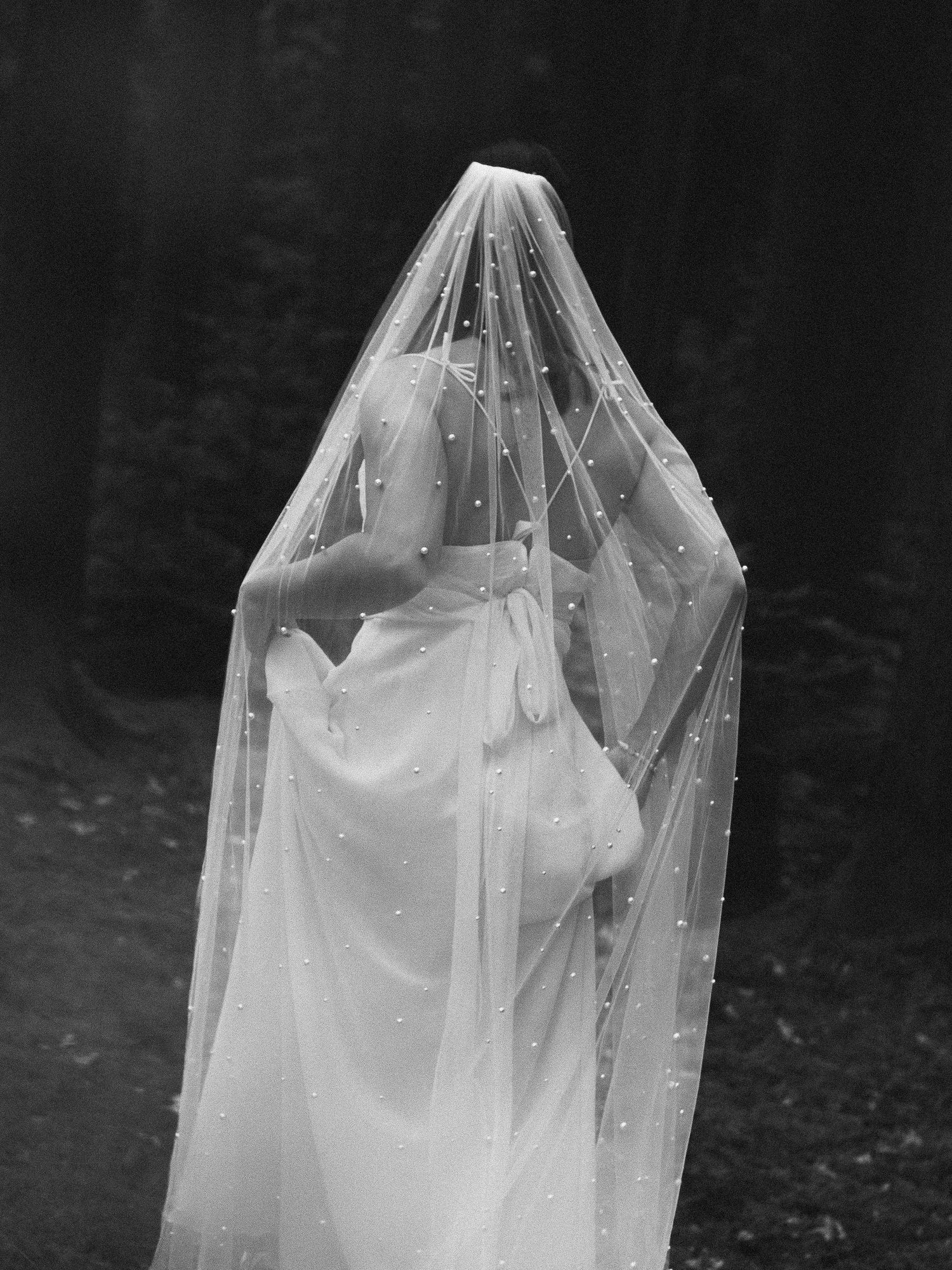 Schwarz-Weiß Brautfoto Rottal Inn: Eleganter Perlenschleier. Cineastische Hochzeitsfotografie Bayern.
