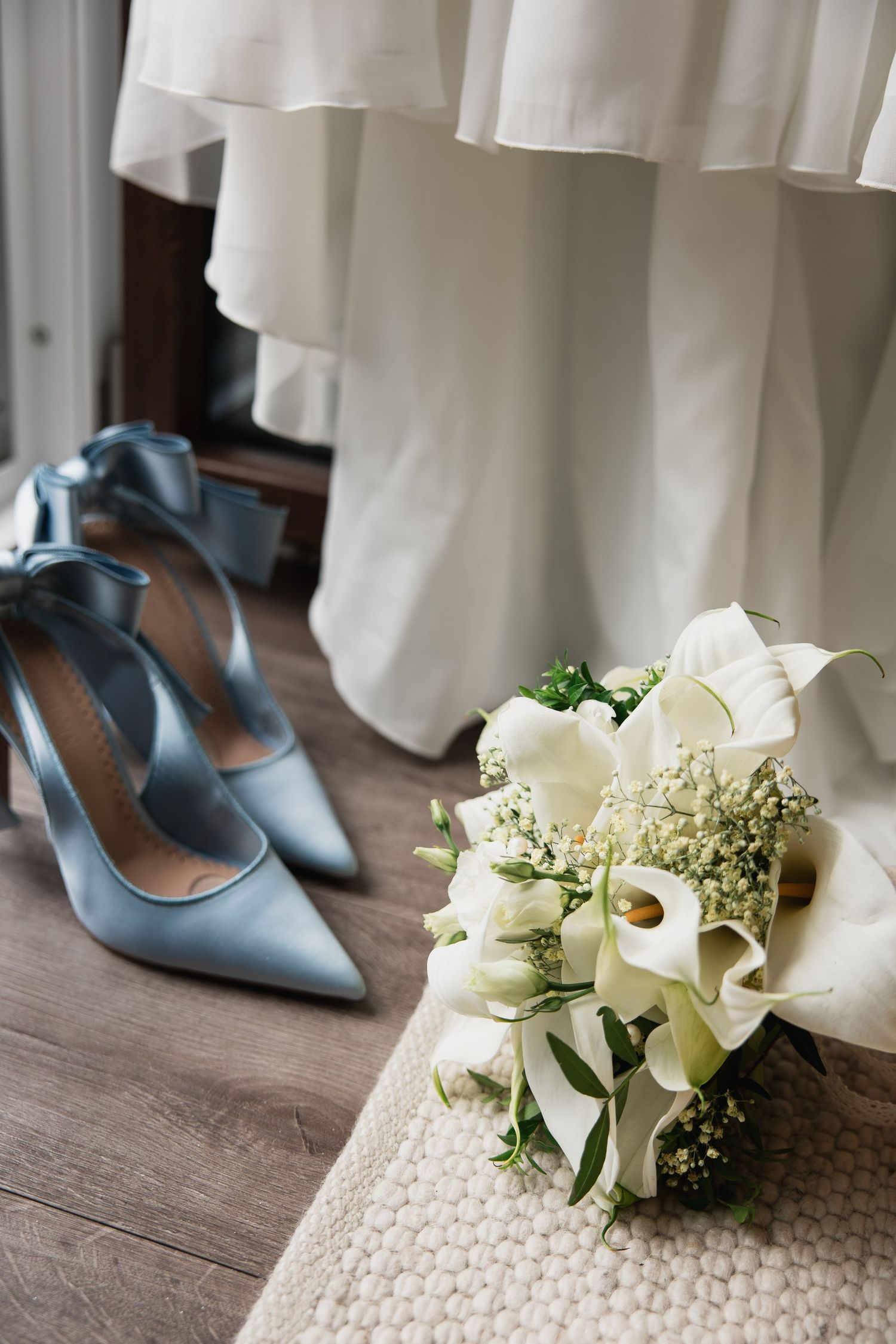 Weiße Callas & blaue Seidenschuhe. Elegante Hochzeitsfotos Niederbayern.