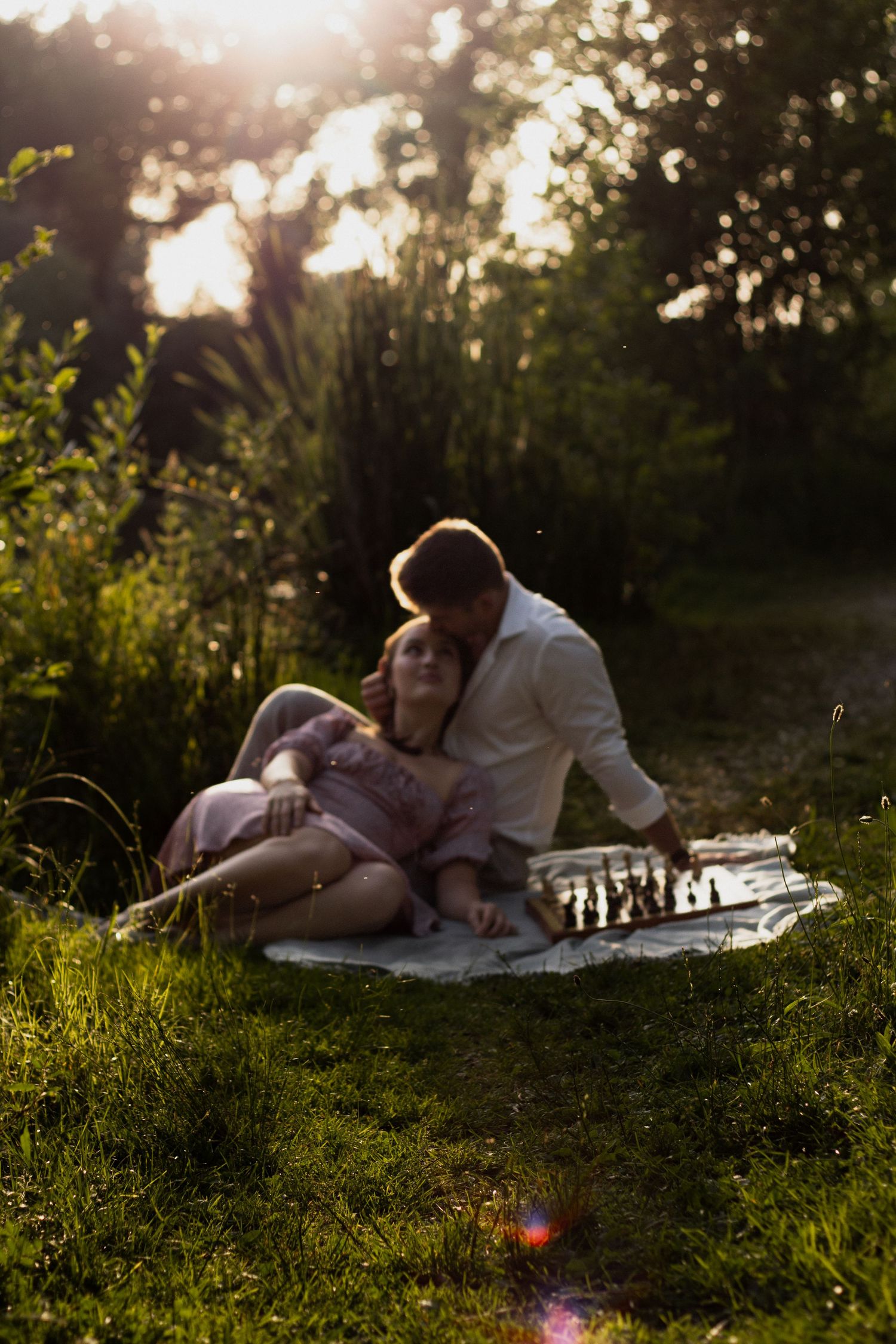 Romantisches Picknick-Shooting bei Sonnenuntergang: Paar spielt Schach in Bad Birnbach. Fine Art Fotografie.