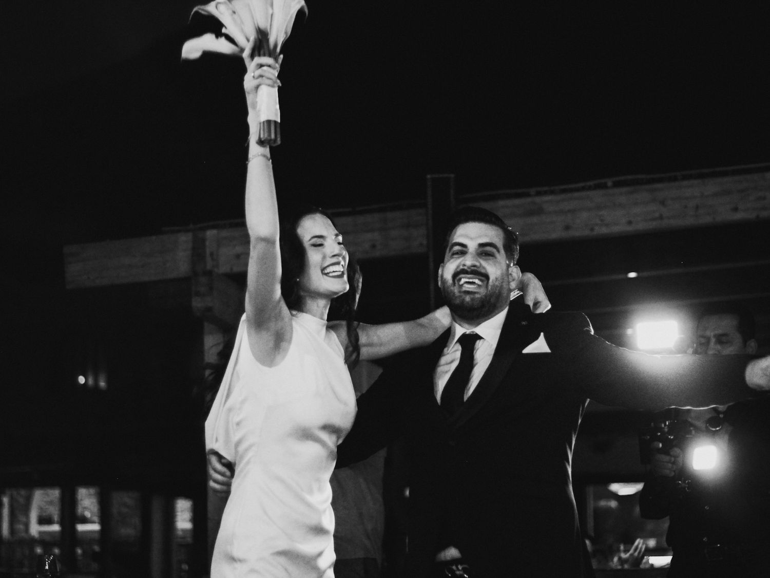 Ausgelassene Stimmung bei der Hochzeit: Braut feiert mit Bouquet. Authentische Reportage Bayern.