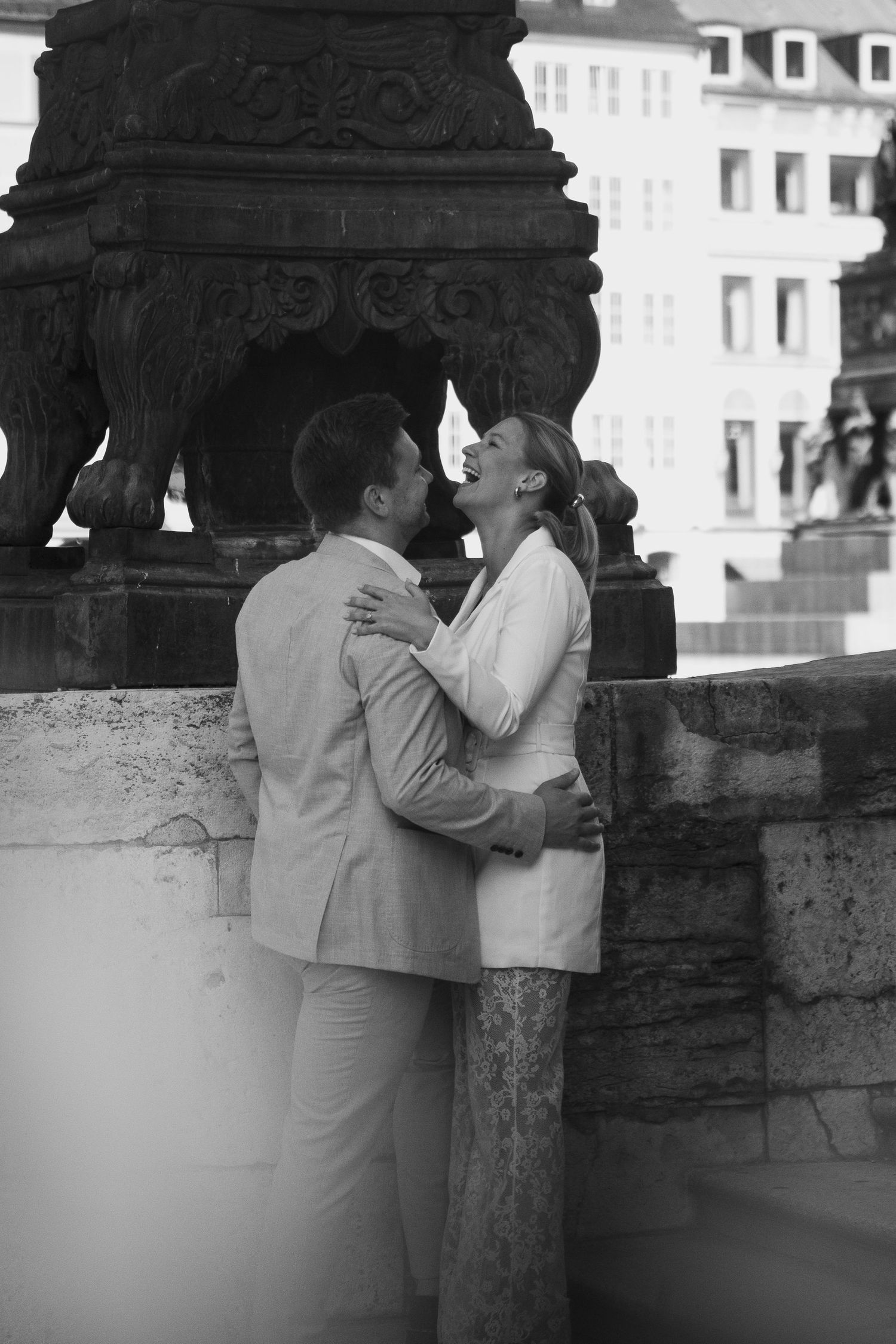 Sommerhochzeit in Bayern: Paarshooting in der Stadt bei der Bayerischen Staatsoper. Edle Hochzeitsfotografie Ella Grinvalde.