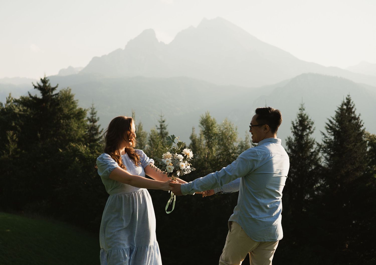 Heiraten in Berchtesgaden: Authentische Paarmomente vor dem Watzmann. Fine Art Fotografin Bayern.