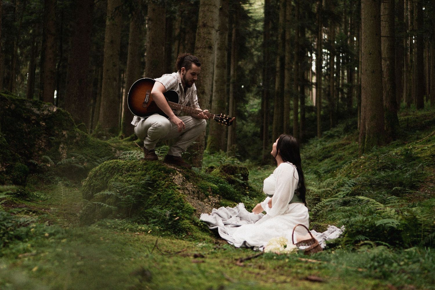 Authentische Paarfotos im Wald von Bad Birnbach: Romantik pur in der Natur Bayerns. Fine Art Fotografie Ella Grinvalde.