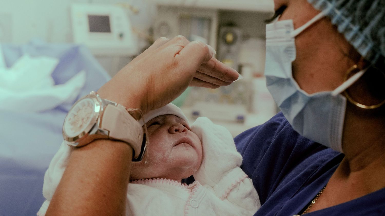Cesárea en Hospital Universal, Cartago, Costa Rica – fotografía de nacimiento por Dianne García