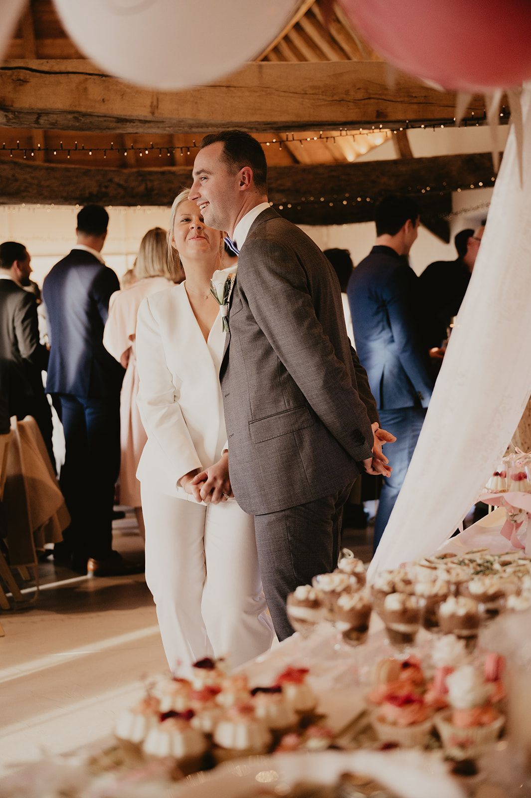 Bruidspaar bij de desserttafel in landelijke schuur — wedding photographer West Flanders, Belgium