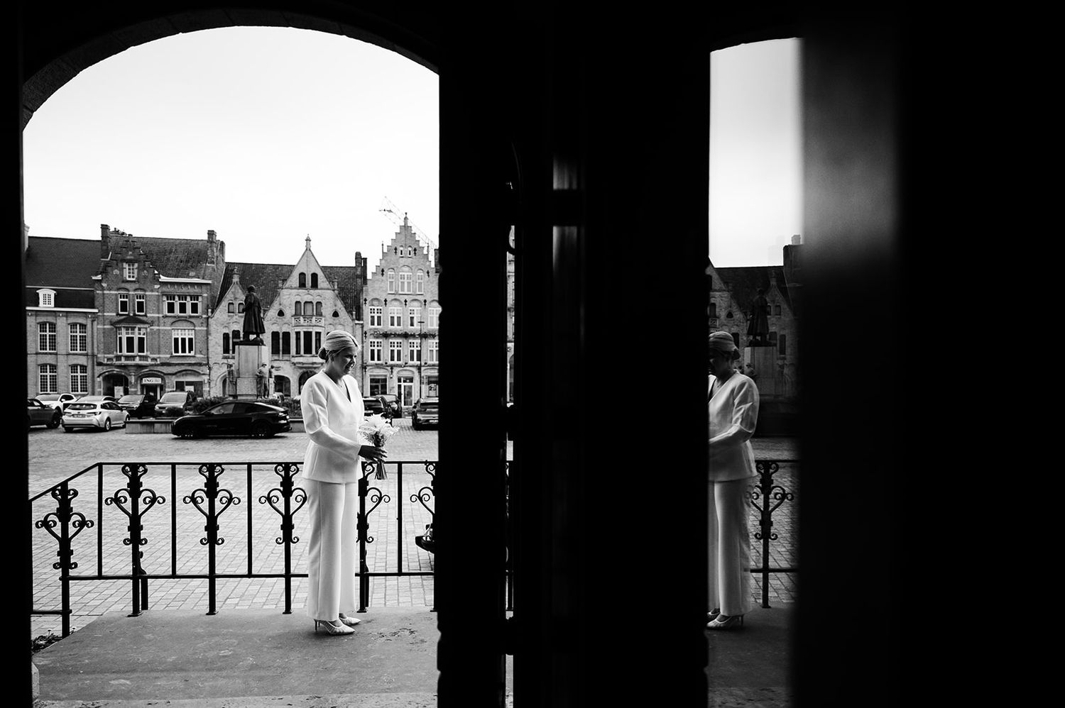 Koppelportret tegen historische gevel in Brugge, huwelijksfotograaf West-Vlaanderen