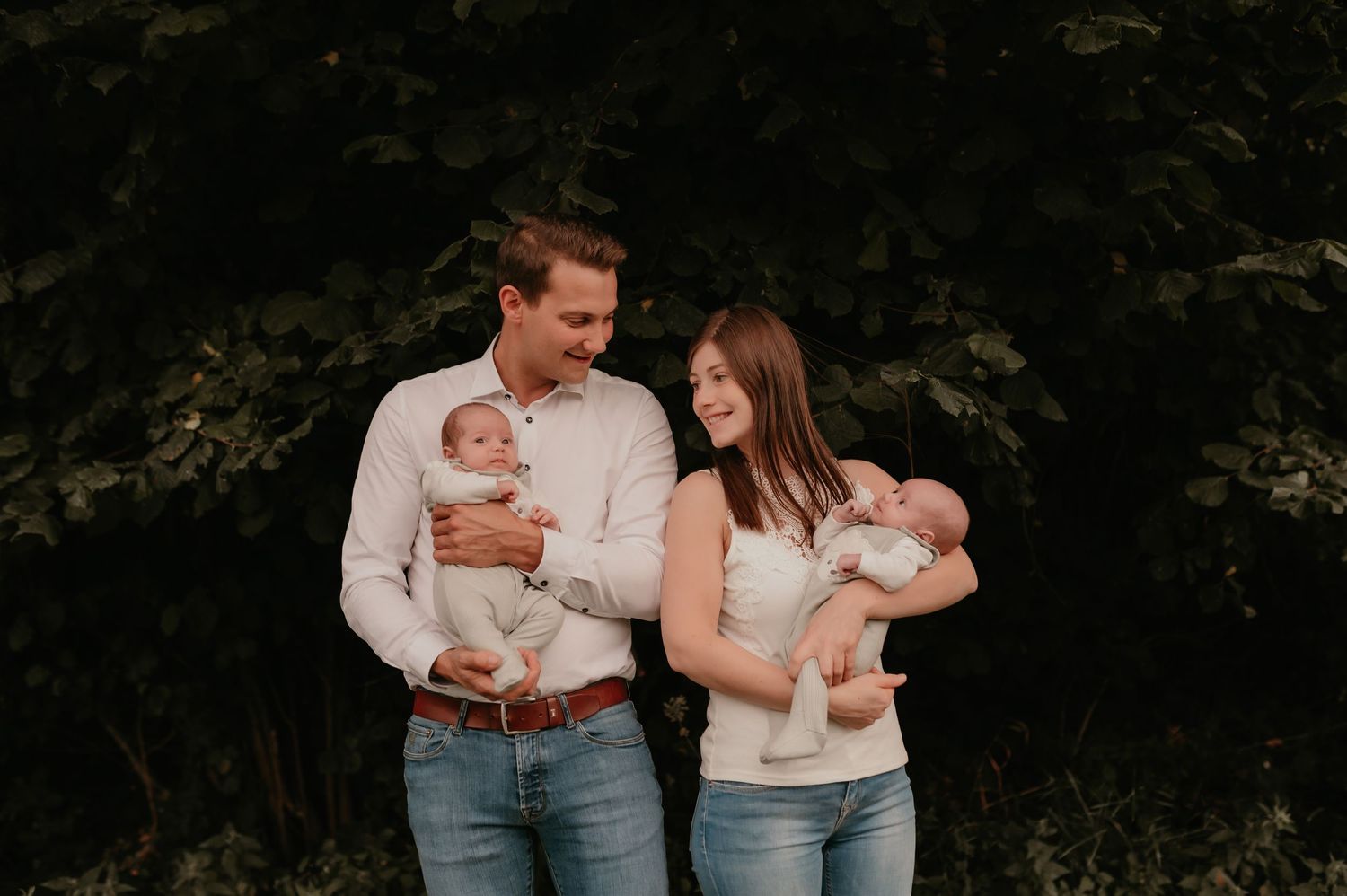 Baby Alma met luipaardprint haarband in haar wiegje omringd door knuffels, newborn fotografie Roeselare