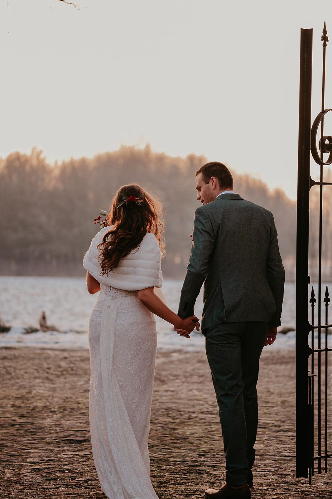 Bruid en bruidegom dansen samen bij gouden avondlicht — trouwfotograaf Roeselare
