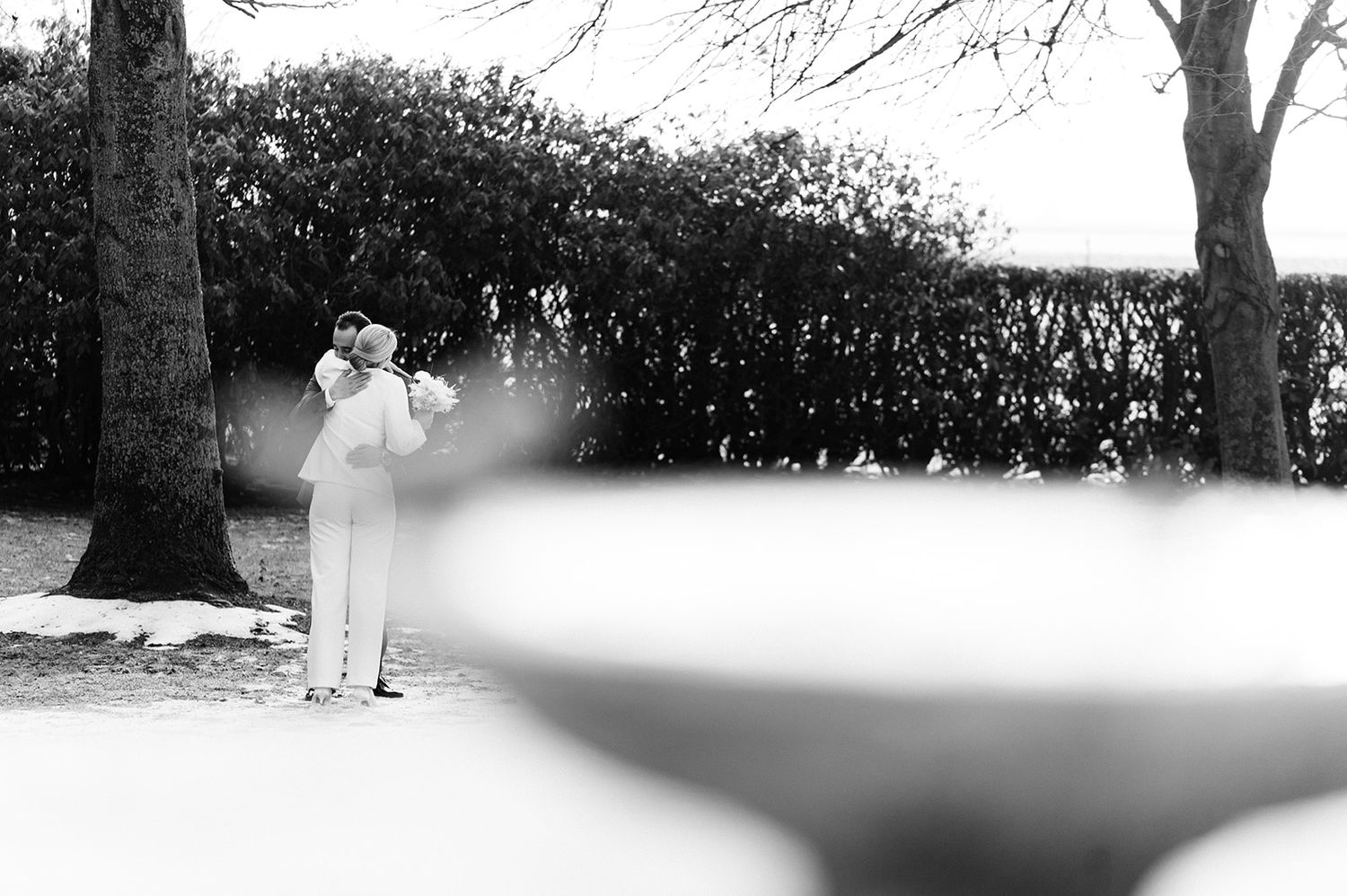 Bruid in de winterse tuin, artistiek gekadreerd — huwelijksfotograaf West-Vlaanderen