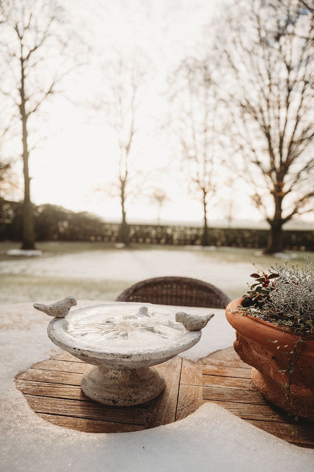 Stenen tuindetail bij de trouwlocatie in winterse sfeer — huwelijksfotograaf West-Vlaanderen