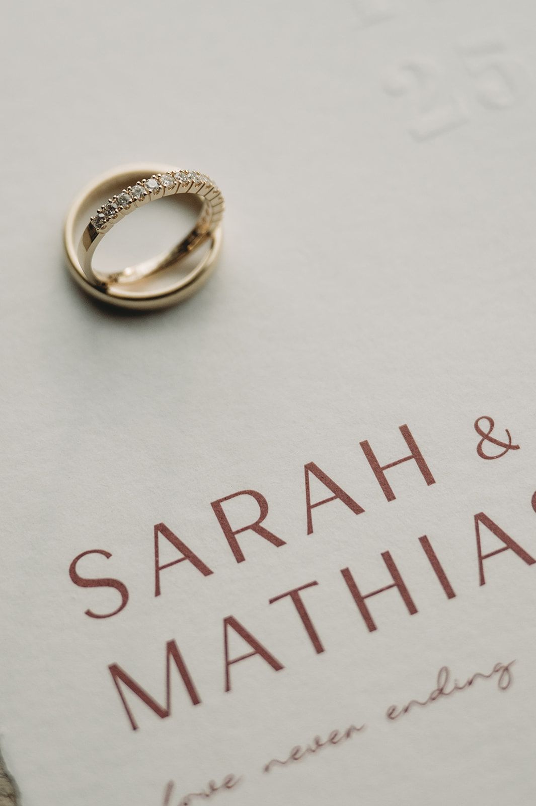 Trouwringen op de huwelijksuitnodiging van Sarah & Mathias — huwelijksfotograaf West-Vlaanderen