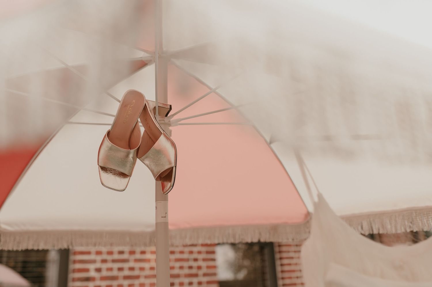 Bruidsschoenen klaar voor de grote dag — huwelijksfotografie West-Vlaanderen