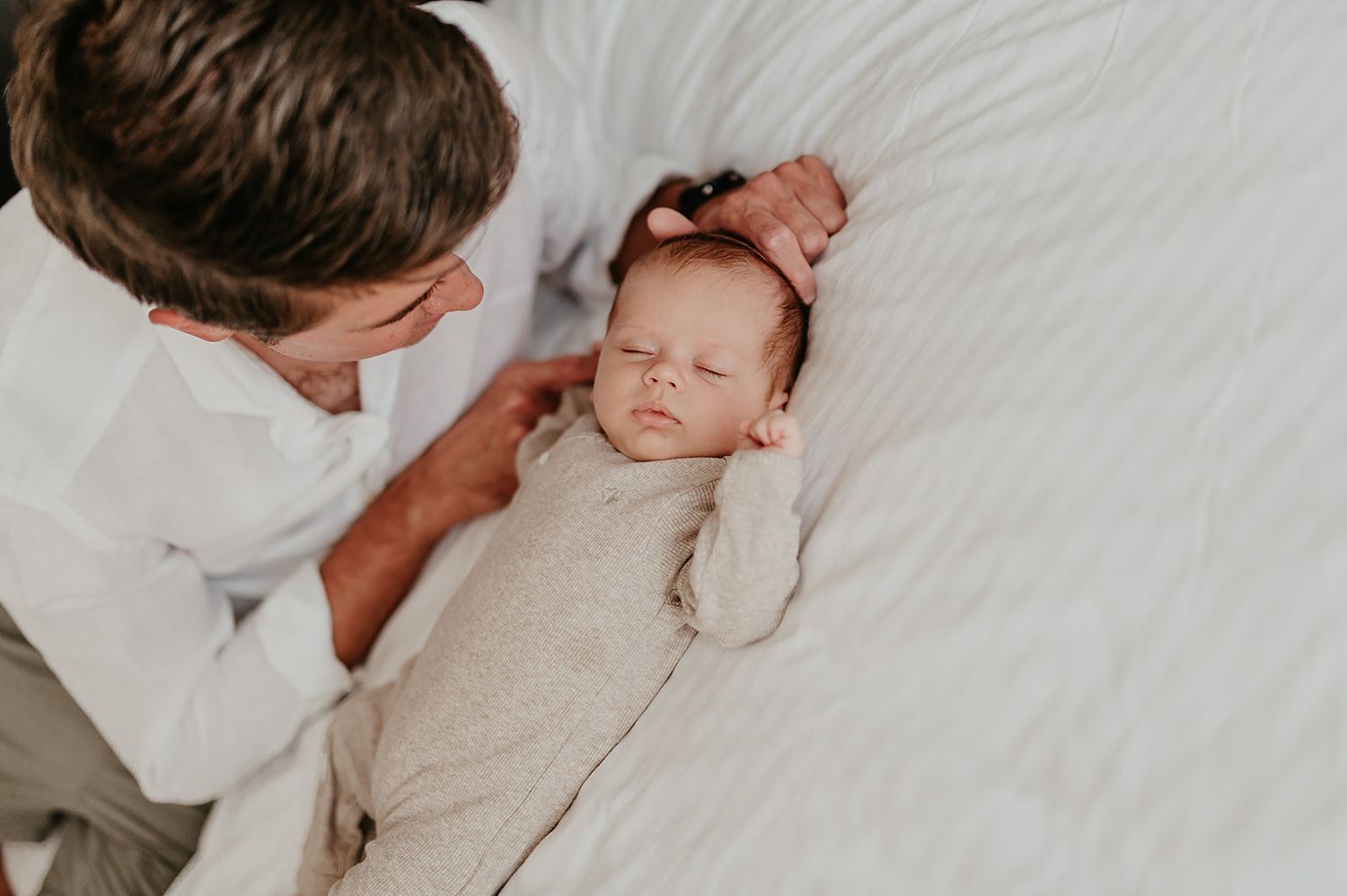 Slapende pasgeboren baby Ralph in de armen van mama, lifestyle geboortereportage fotograaf Roeselare