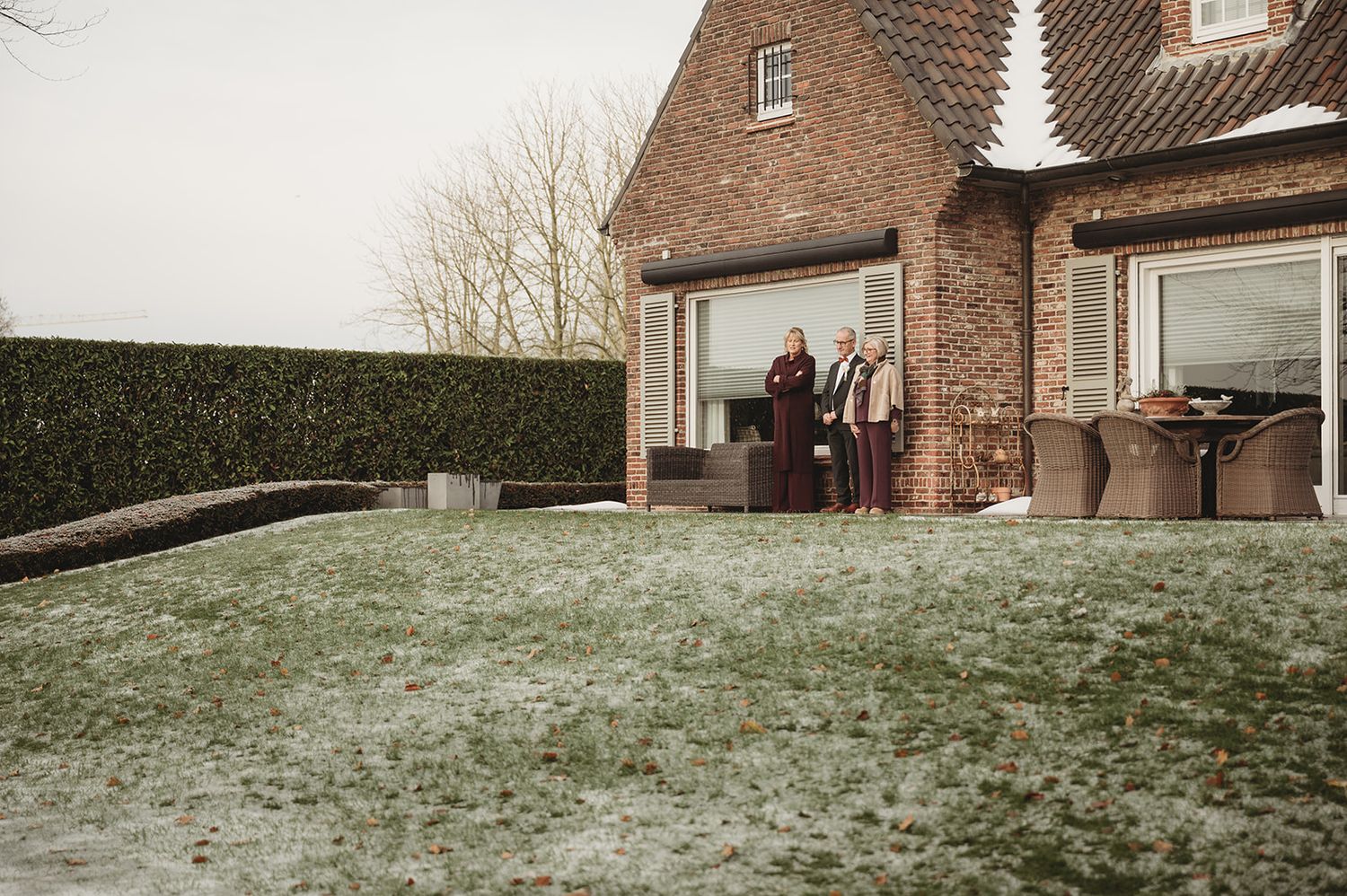 Bruidspaar bij landelijke woning in winters decor — wedding photographer Belgium