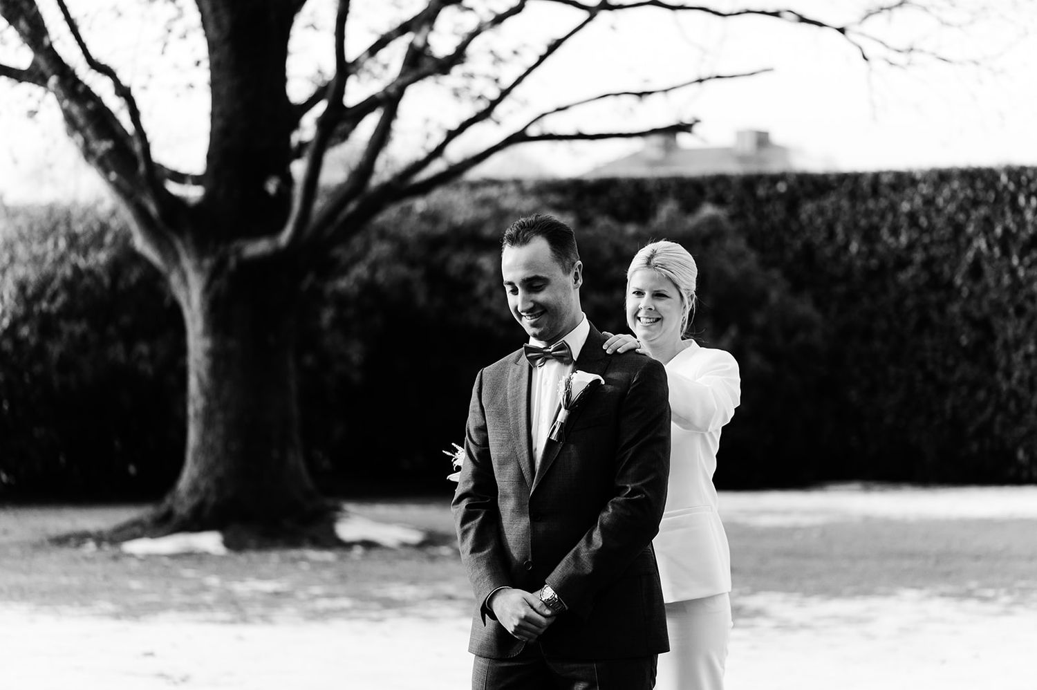 Bruidspaar onder een kale boom in winterse tuin — wedding photographer Belgium