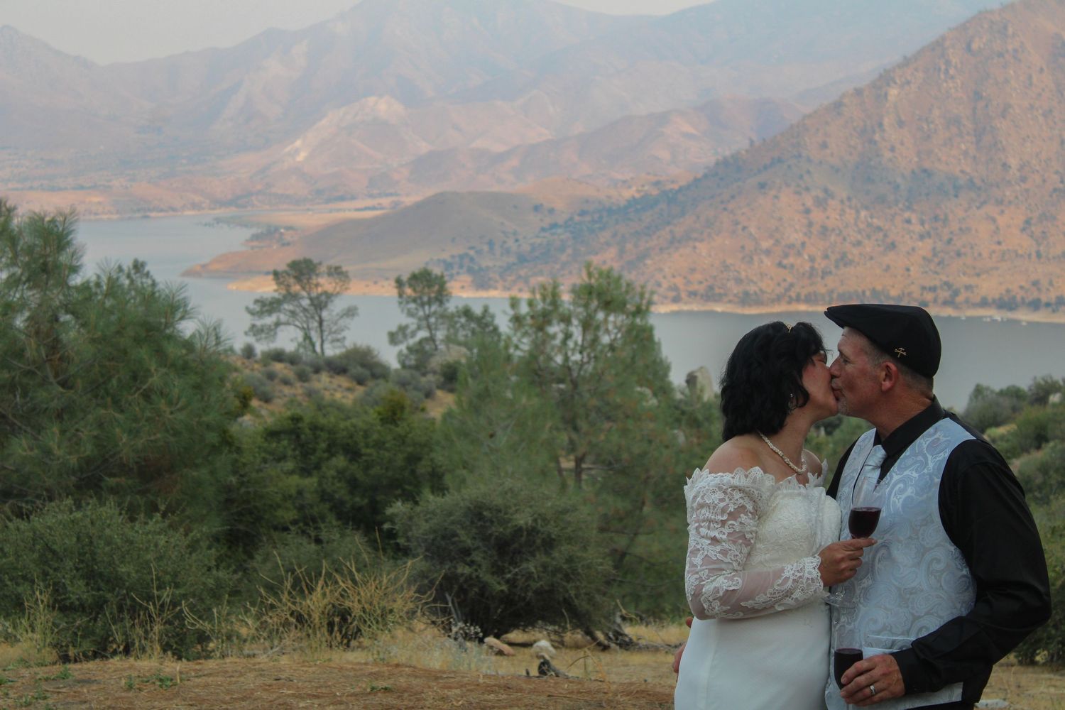 first kiss
Kern County Photography
Tori Marie Photos
California Wedding Photographer