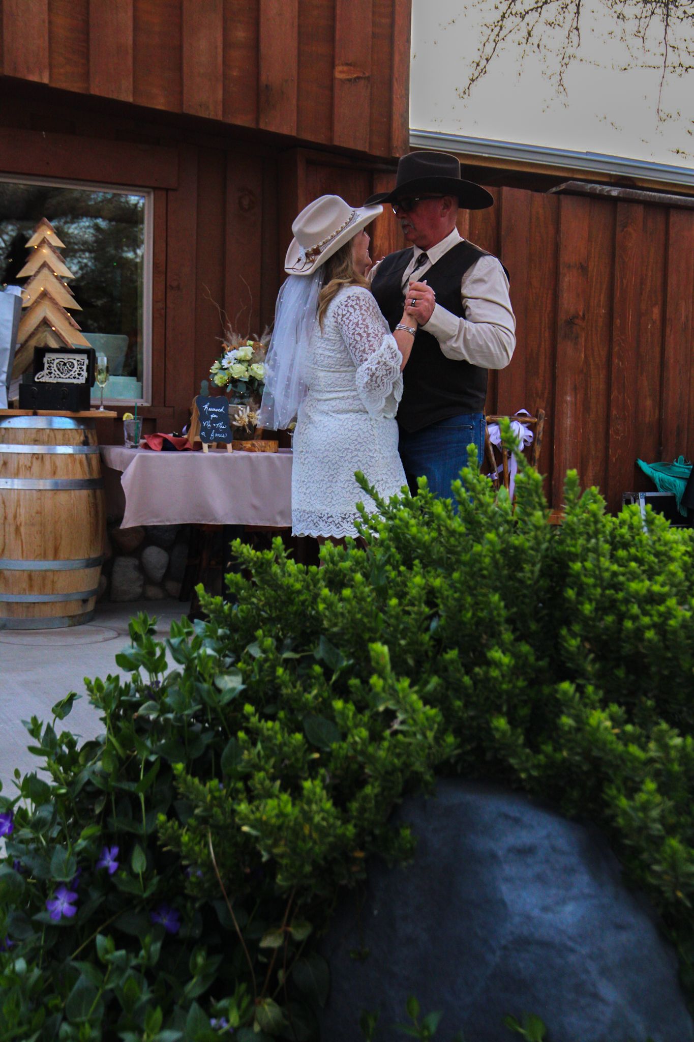 bride and groom first dance
Kern County Photography
Tori Marie Photos
California Wedding Photographer