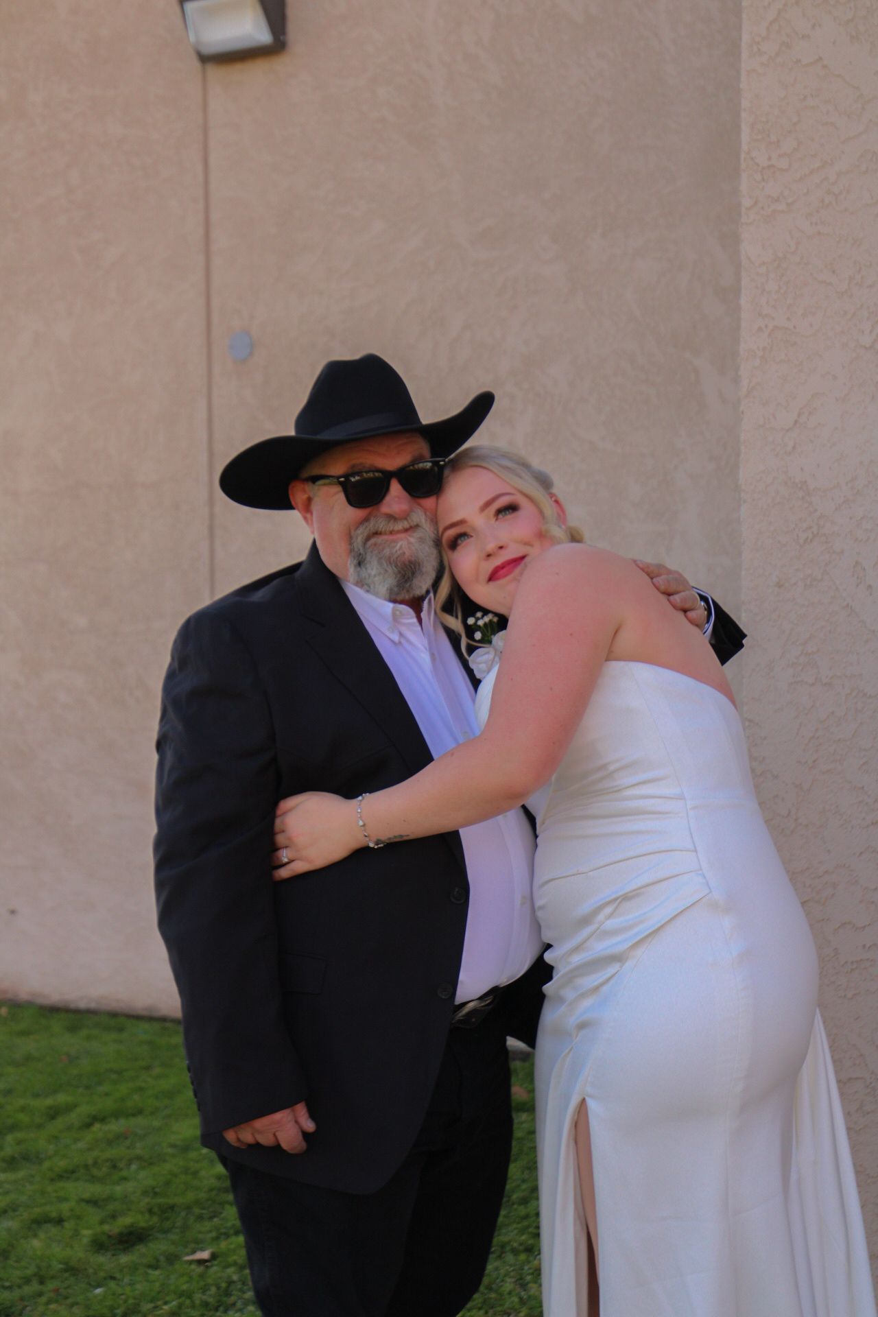 hugging daddy
Kern County Photography
Tori Marie Photos
California Wedding Photographer