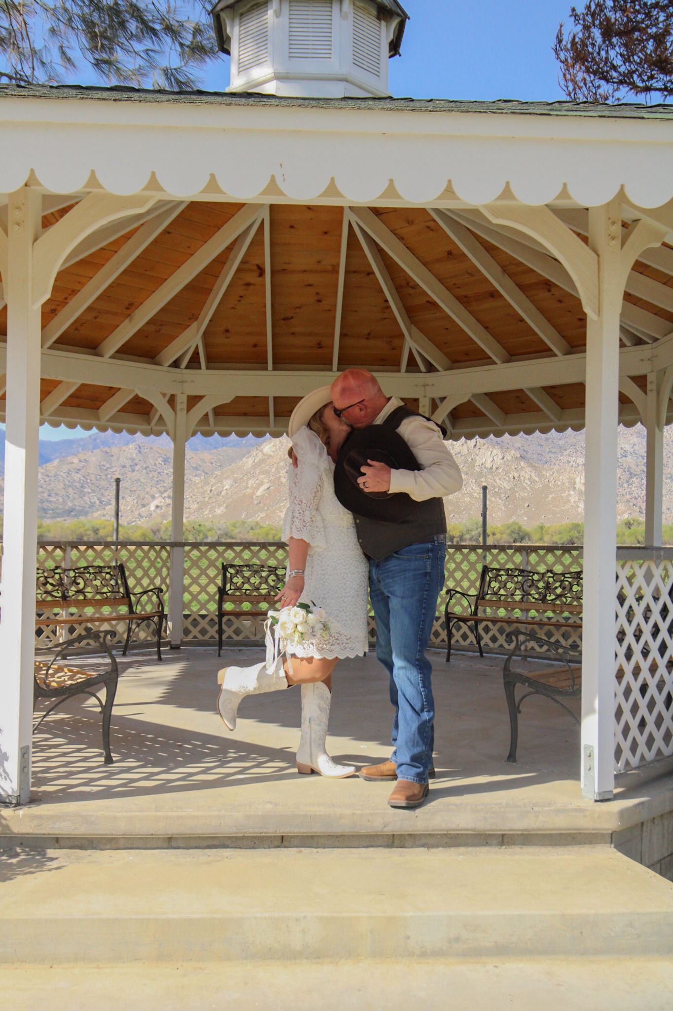 kisses s bride and groom
Kern County Photography
Tori Marie Photos
California Wedding Photographer