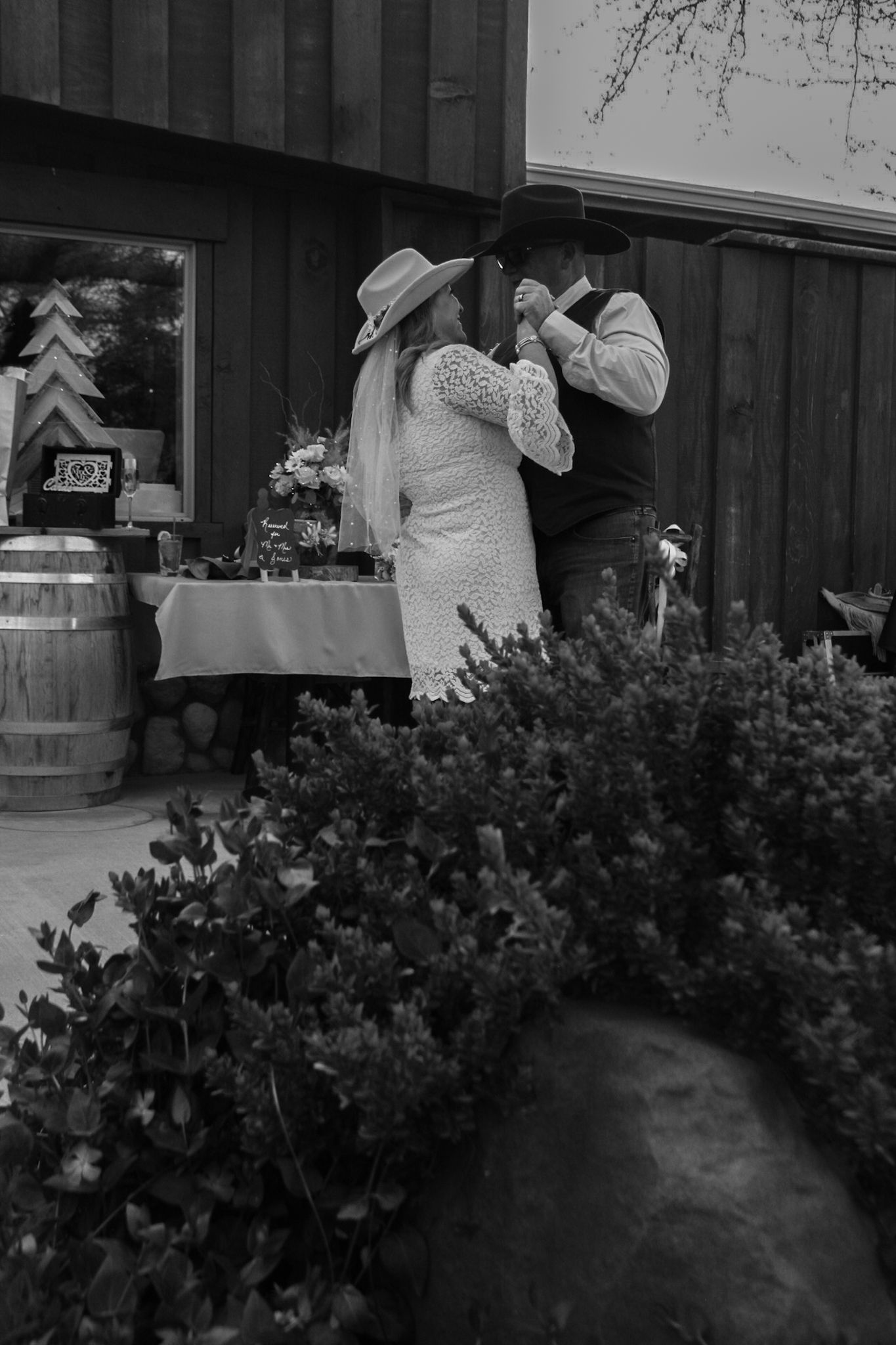 bride and groom first dance
Kern County Photography
Tori Marie Photos
California Wedding Photographer