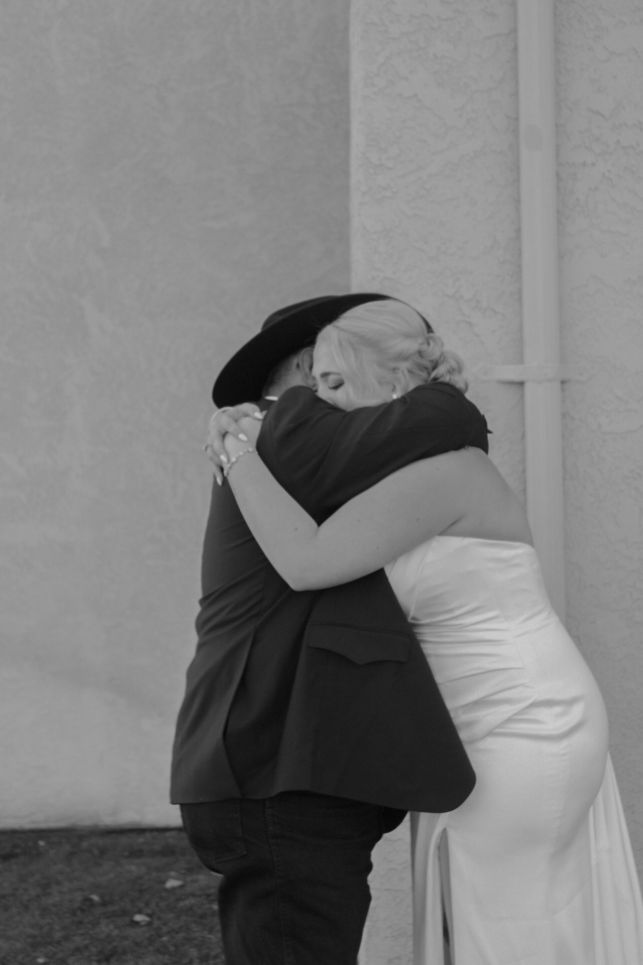 daddy daughter hugging in black and white
Kern County Photography
Tori Marie Photos
California Wedding Photographer