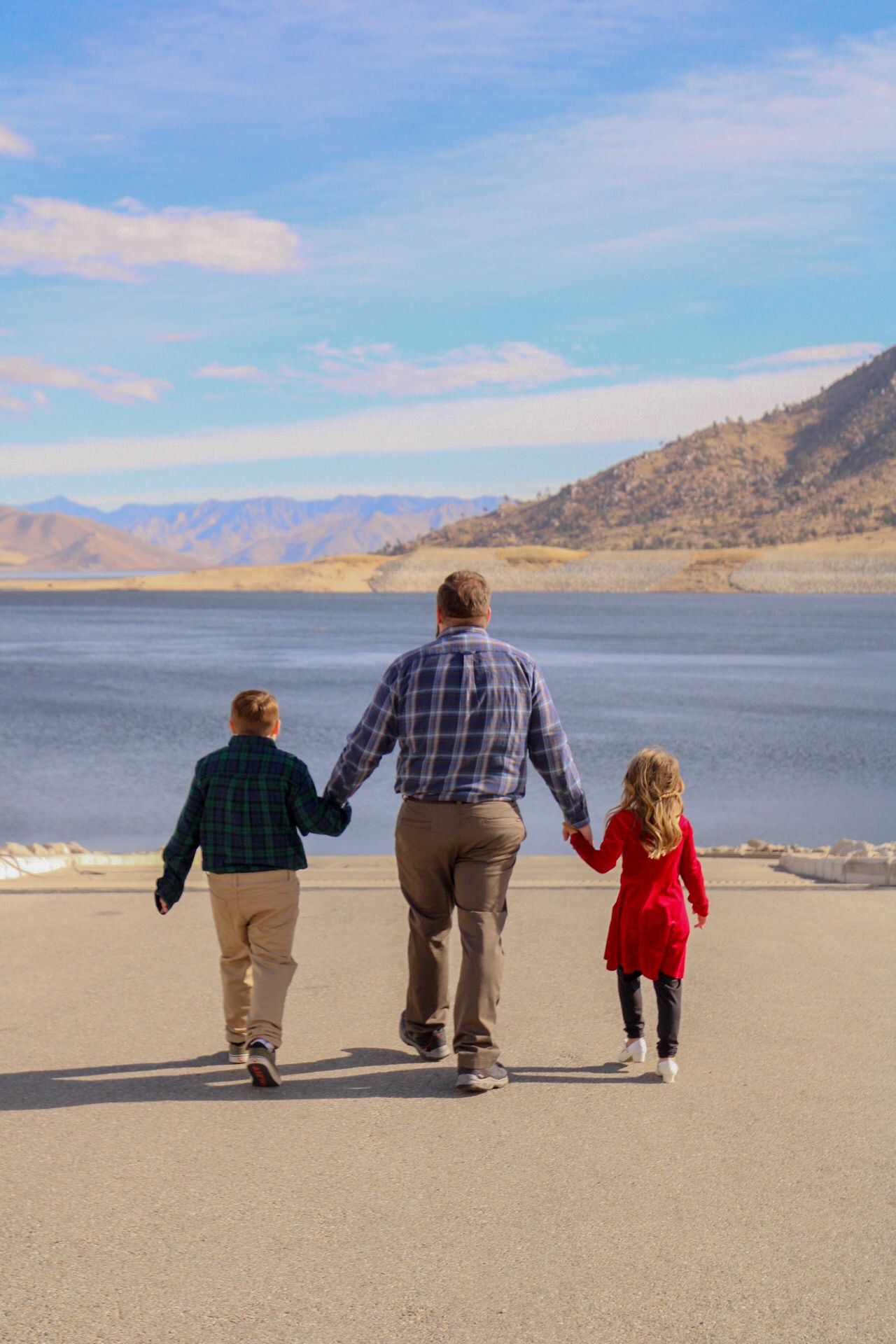 dad and two kinds walking away
Kern County Photography
Tori Marie Photos
Family Photographer