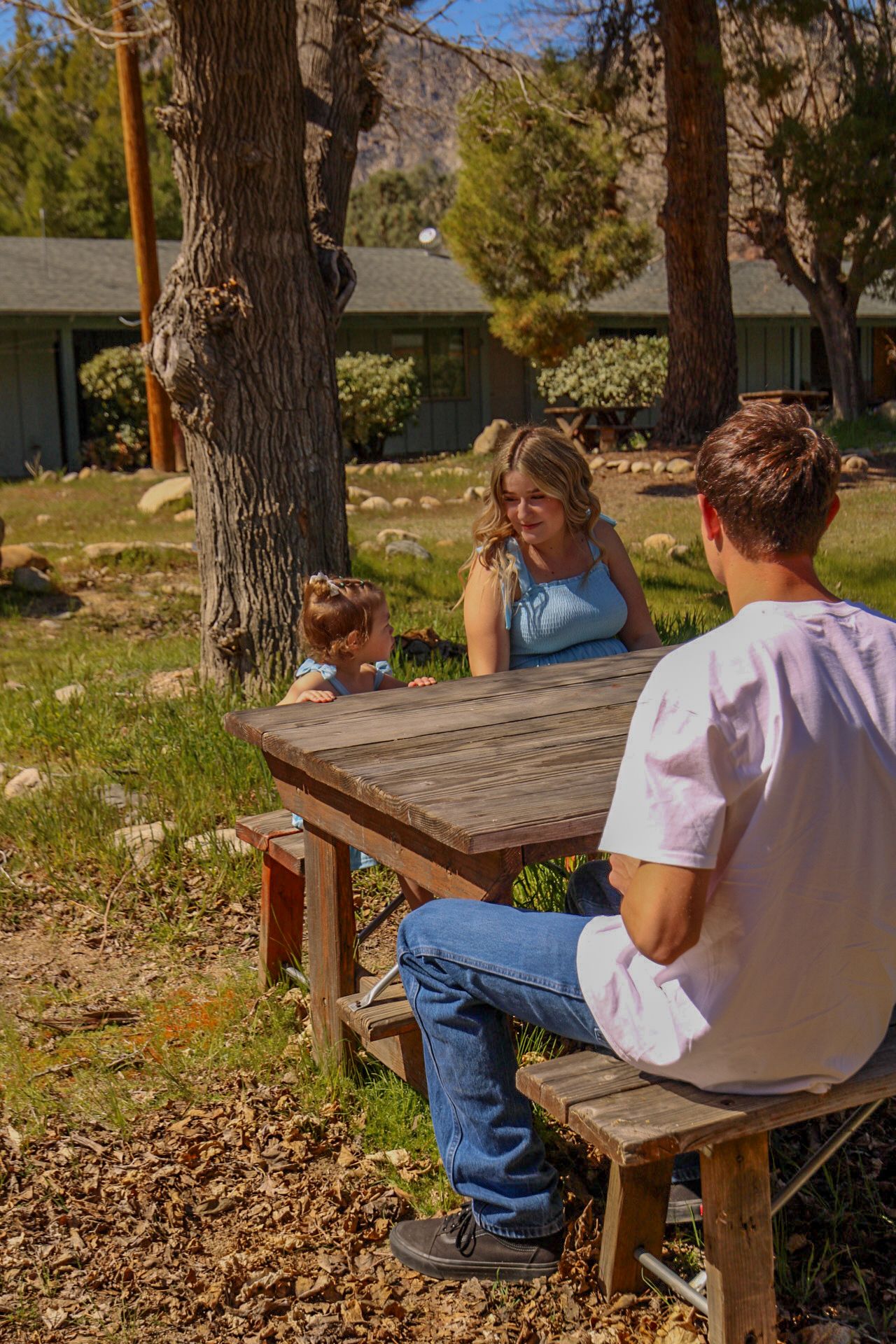 family of 3 sitting at a picnic table
Kern County Photography
Tori Marie Photos
Family Photographer