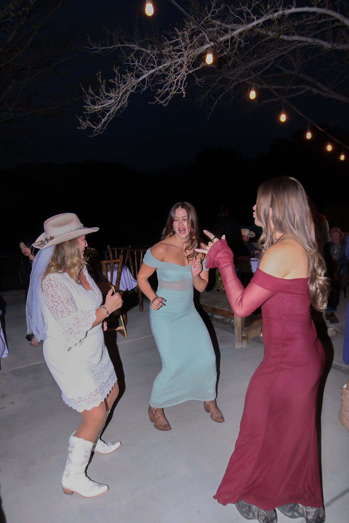 bride dancing with daughter and pseudo daughter
Kern County Photography
Tori Marie Photos
California Wedding Photographer