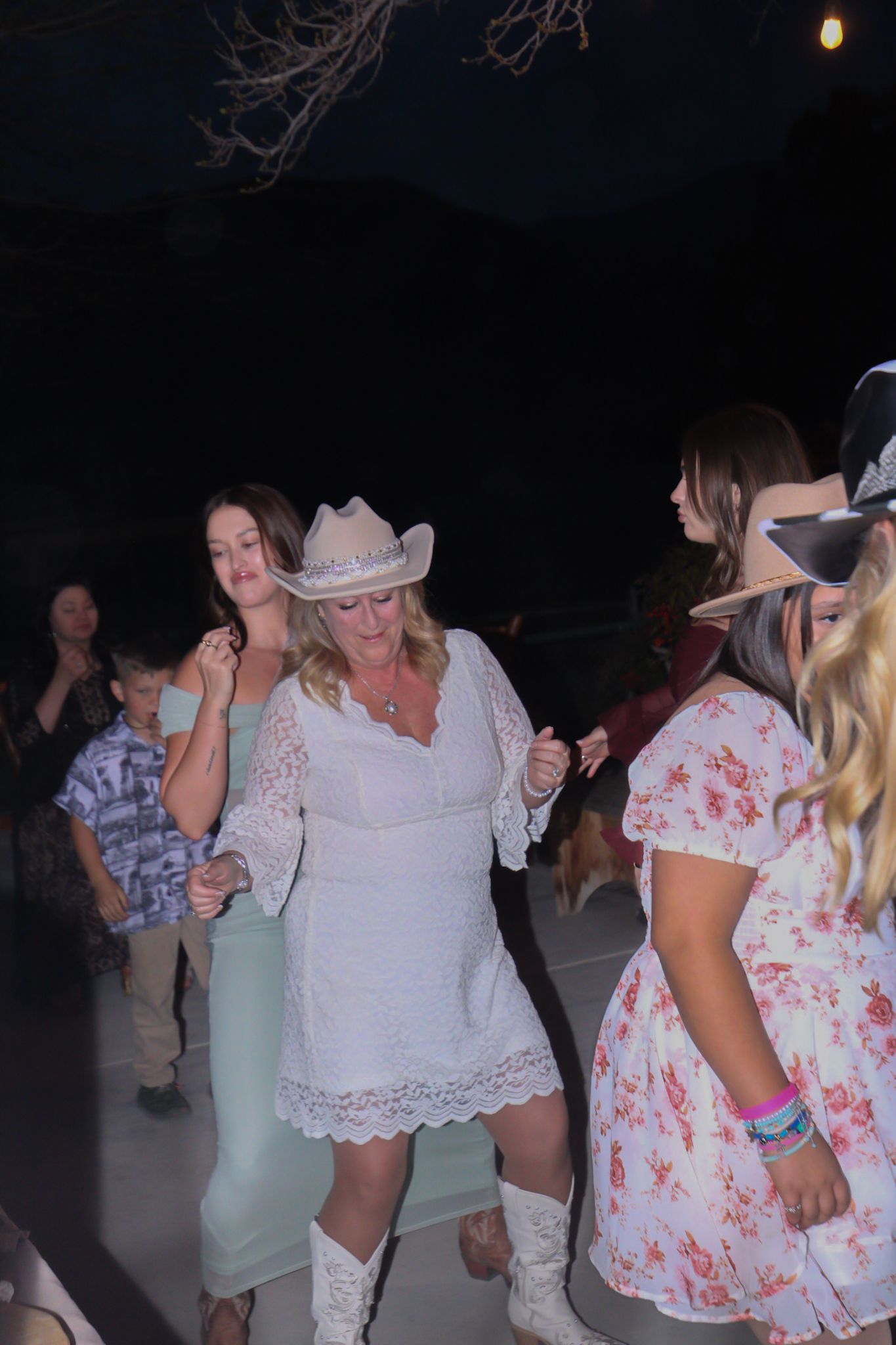 bride and daughter dancing
Kern County Photography
Tori Marie Photos
California Wedding Photographer