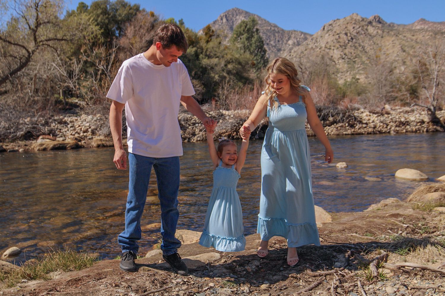 mom and dad are swinging me
Kern County Photography
Tori Marie Photos
Family Photographer