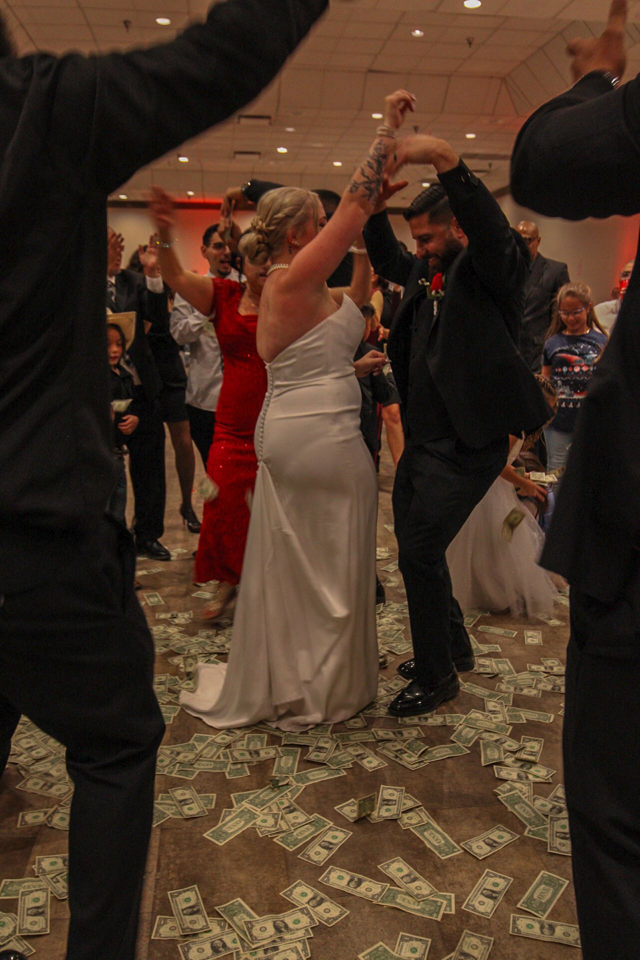 bride and groom money dance
Kern County Photography
Tori Marie Photos
California Wedding Photographer