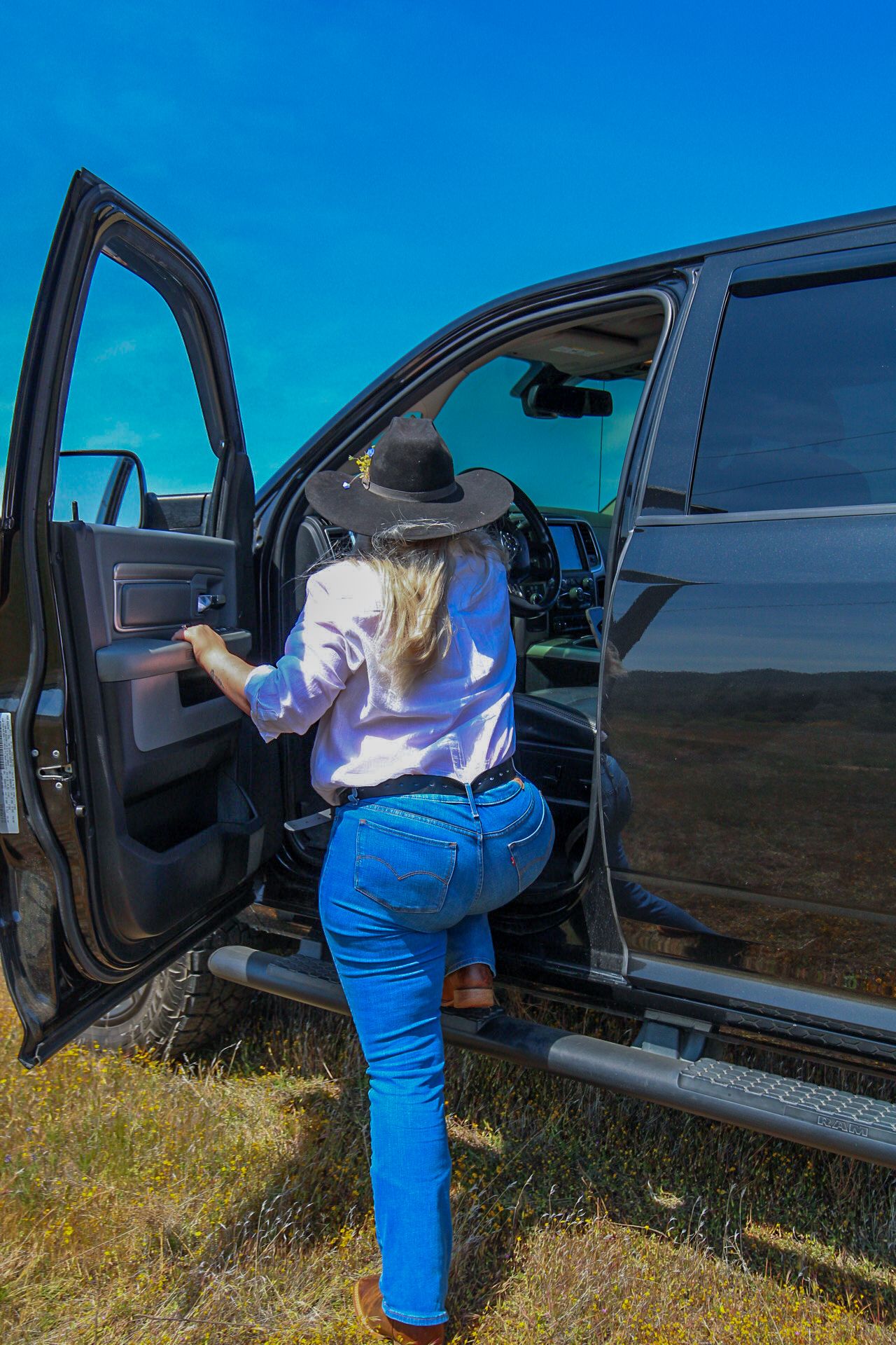 Tori Marie Photos
climbing in
Kern County photography 
Cowgirl photoshoot 
Portrait photography