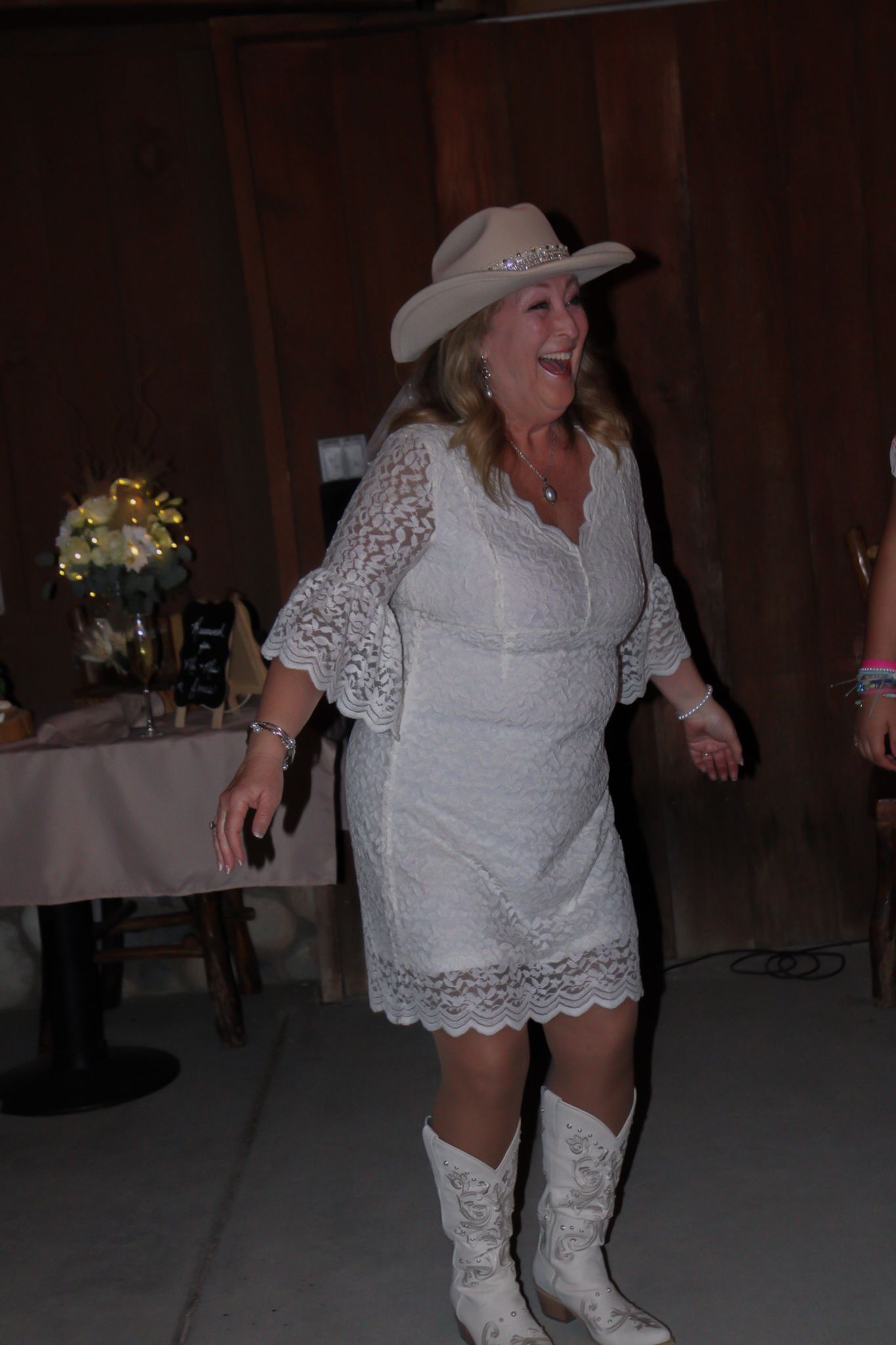 newly wed bride living her best life on the dance floor
Kern County Photography
Tori Marie Photos
California Wedding Photographer