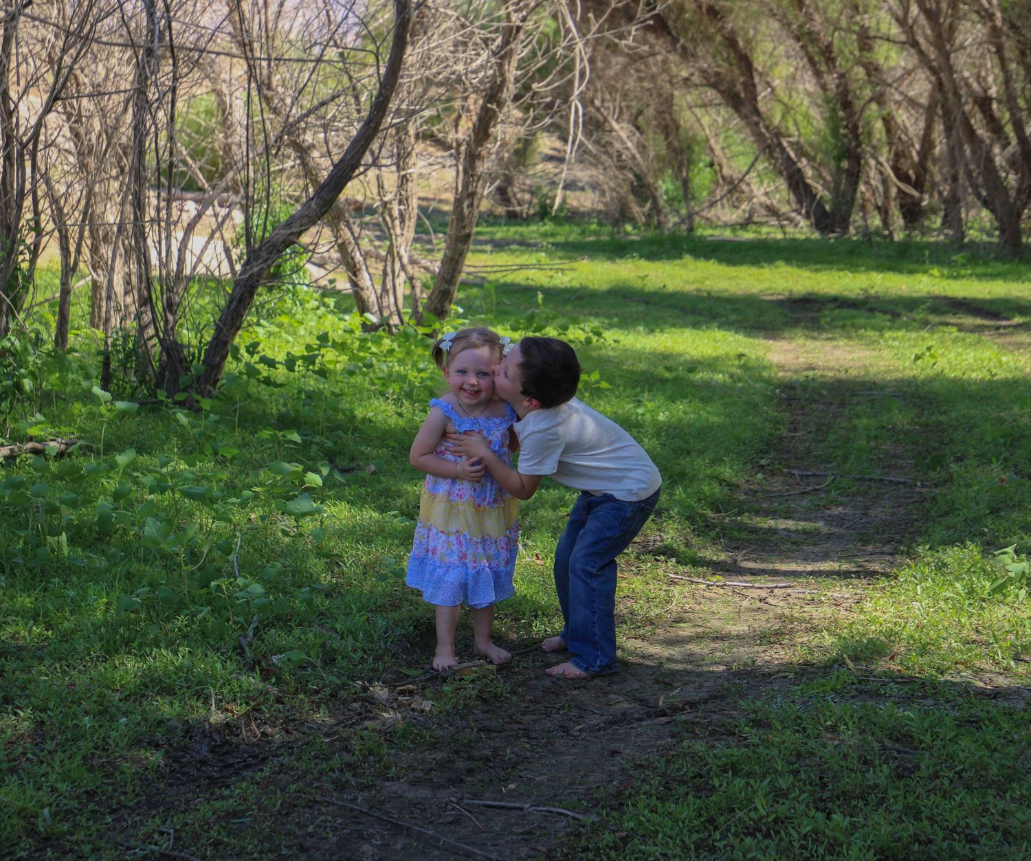 brother smooching sissy on the cheek
Kern County Photography
Tori Marie Photos
Family Photographer