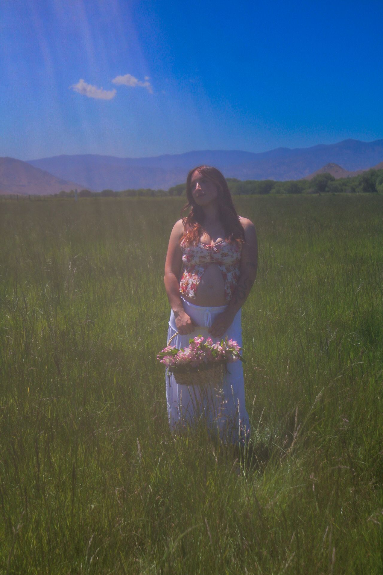 mommy to be holding a basket of flowers
Kern County Photographer 
Whimsical 
maternity photography
Tori Marie Photos
