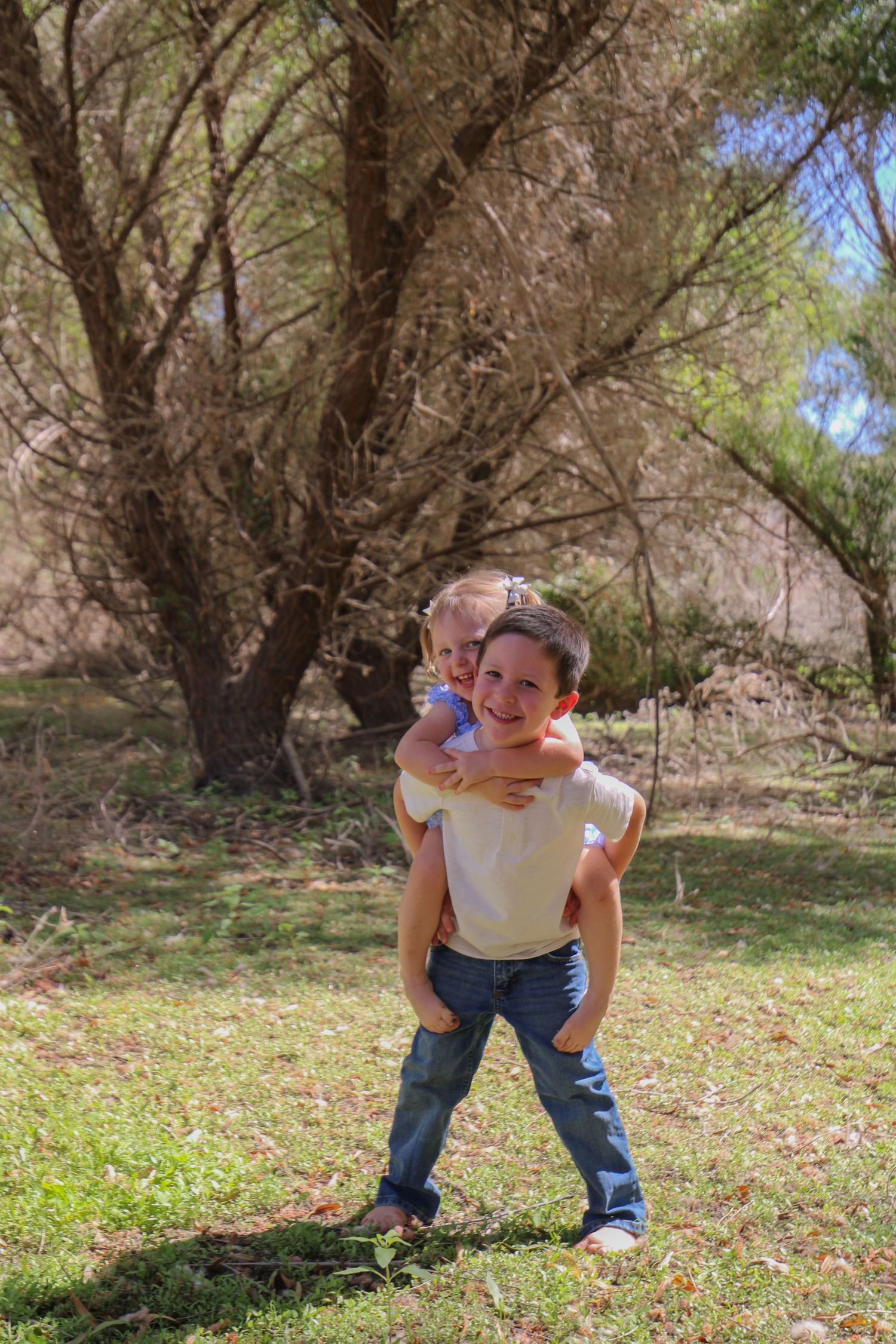 brother giving sister a piggy back ride
Kern County Photography
Tori Marie Photos
Family Photographer