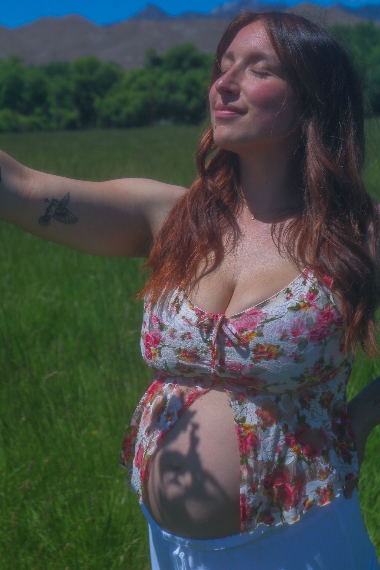 whimsical mom to be, shadowing flowers on baby bump
Kern County Photographer 
Whimsical 
maternity photography
Tori Marie Photos