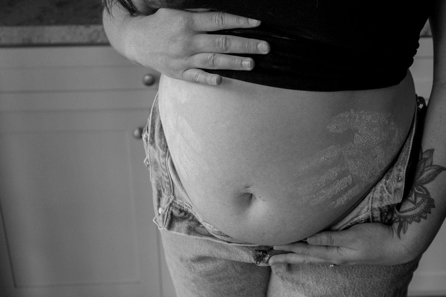 Tori Marie Ph
black and white baby bump with flour handprint
Kern County Photographer 
half baked maternity photoshoot
maternity photography