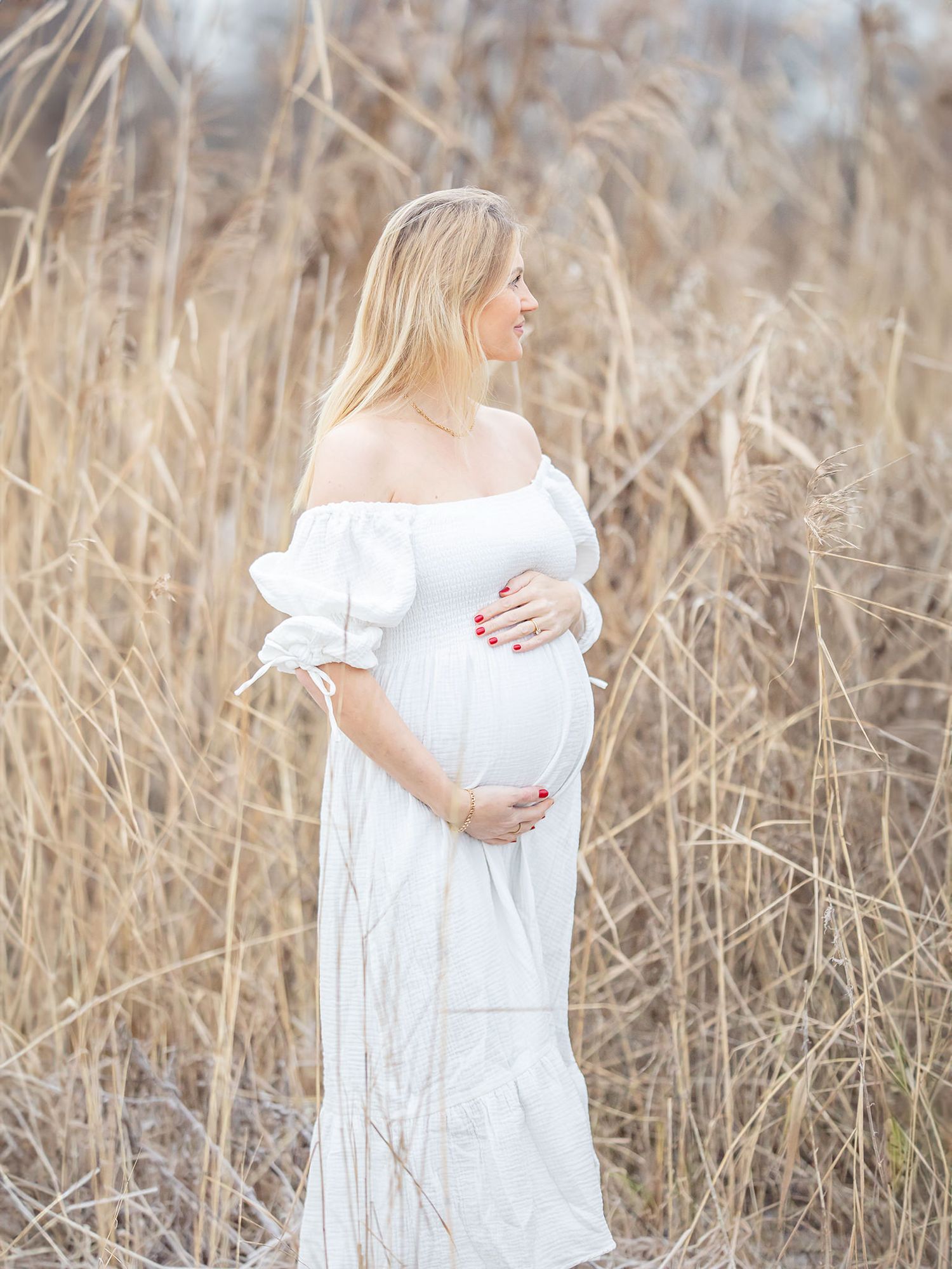 Gravid mamma i solnedgång, gravidklänning, gravidfotogafering i västerås, låneklänning, memoriesbym.se, gravidfotograf i Västerås