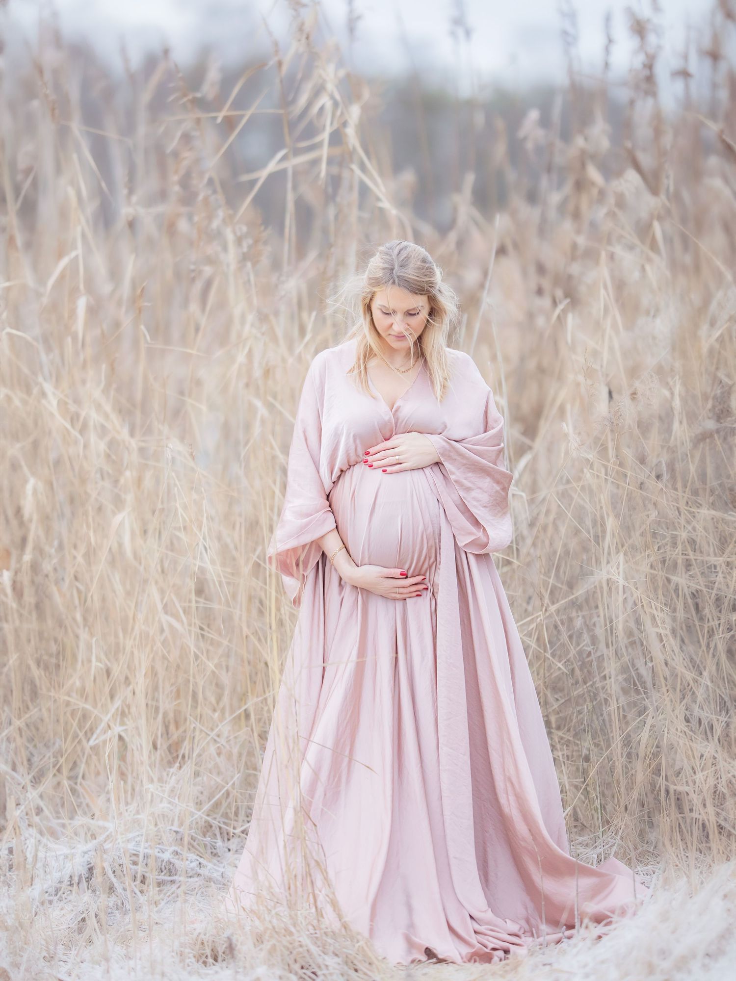 Gravid mamma i solnedgång, gravidklänning, gravidfotogafering i västerås, låneklänning, memoriesbym.se, gravidfotograf i Västerås